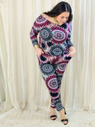 Kombinezon plus size we wzór dekoracyjny – stylowy i wygodny Stylowa XL
