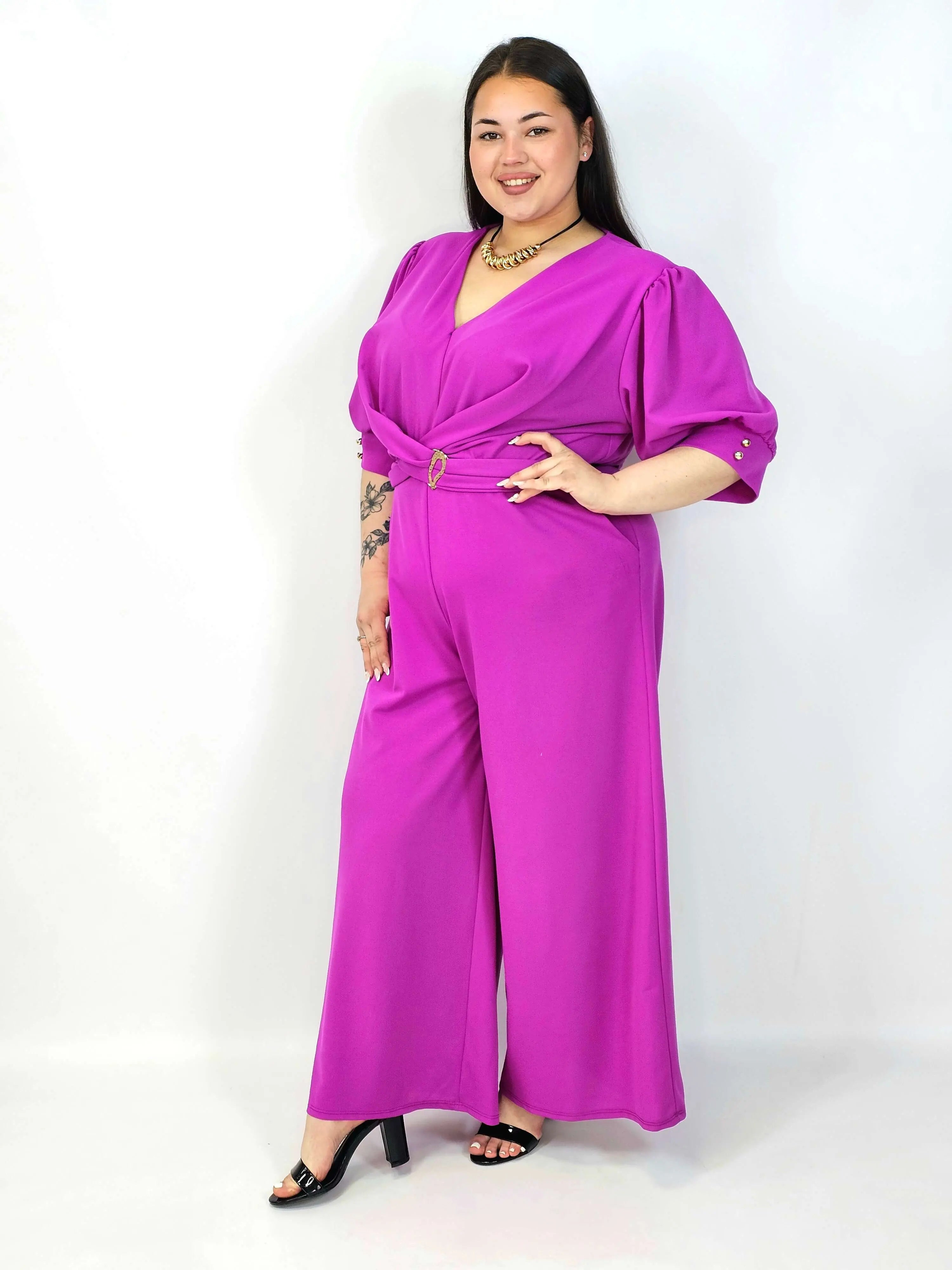Kombinezon plus size z kopertowym dekoltem i paskiem – elegancki fason XXL Stylowa XL