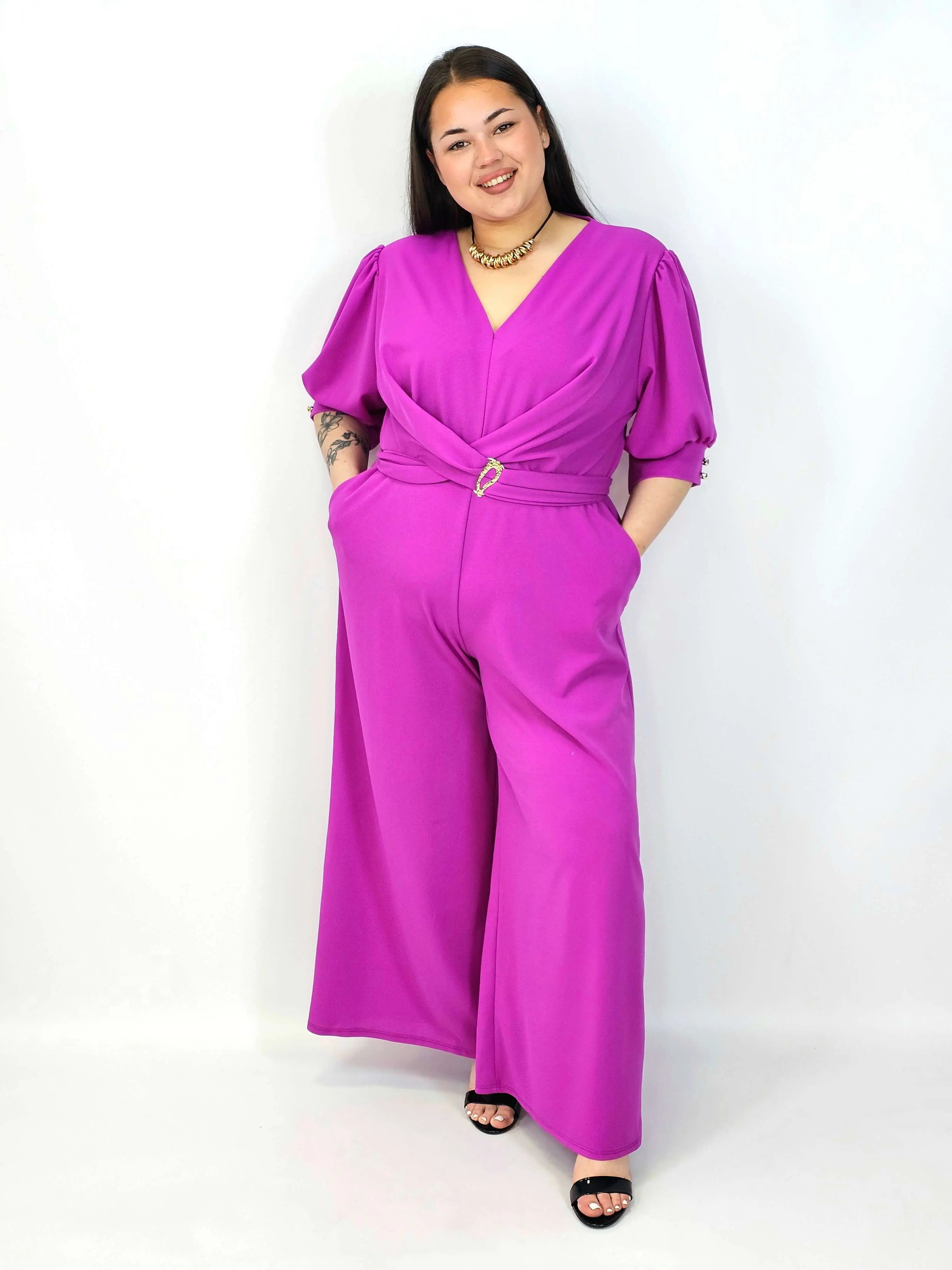 Kombinezon plus size z kopertowym dekoltem i paskiem – elegancki fason XXL Stylowa XL