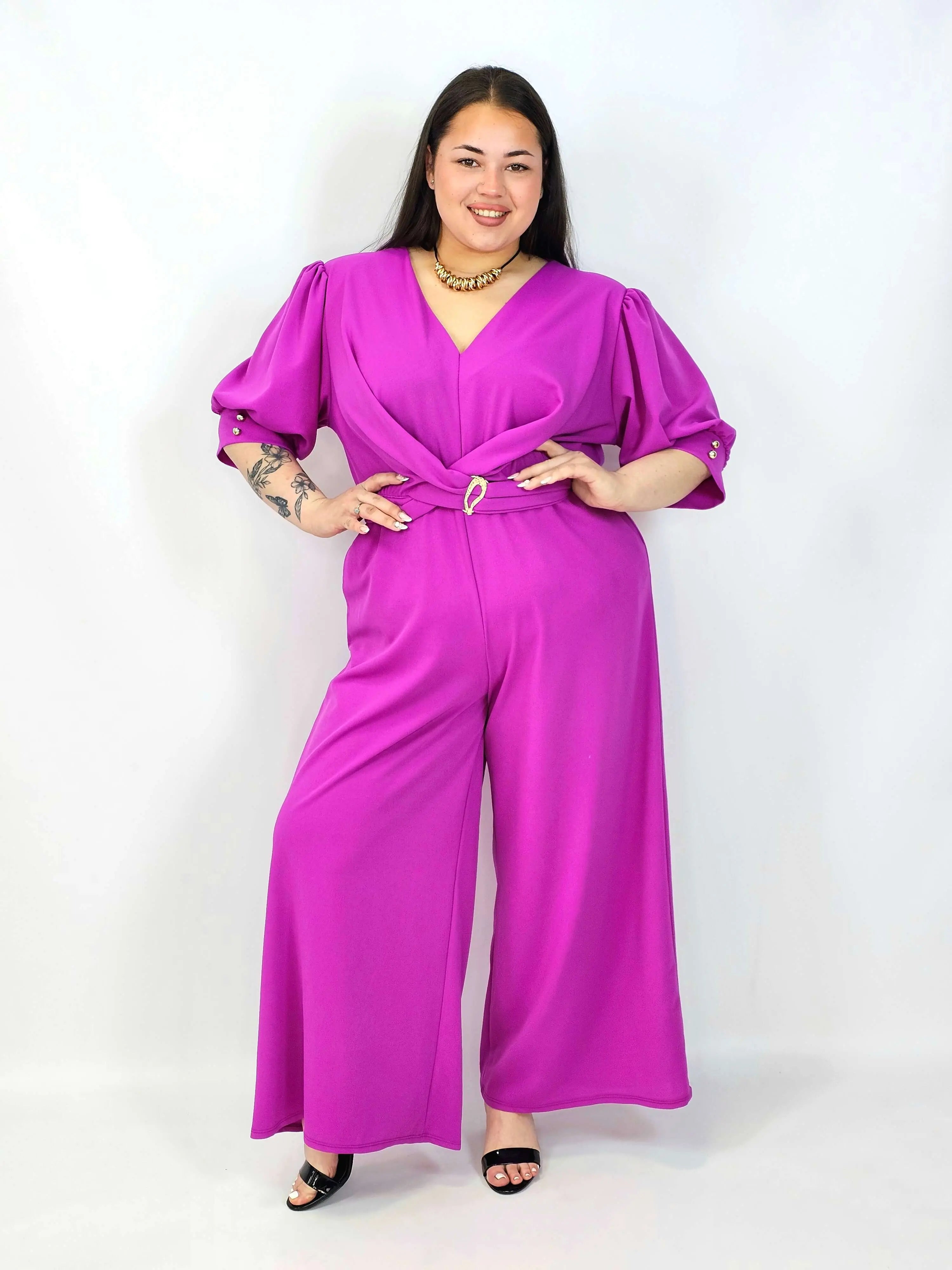 Kombinezon plus size z kopertowym dekoltem i paskiem – elegancki fason XXL Stylowa XL
