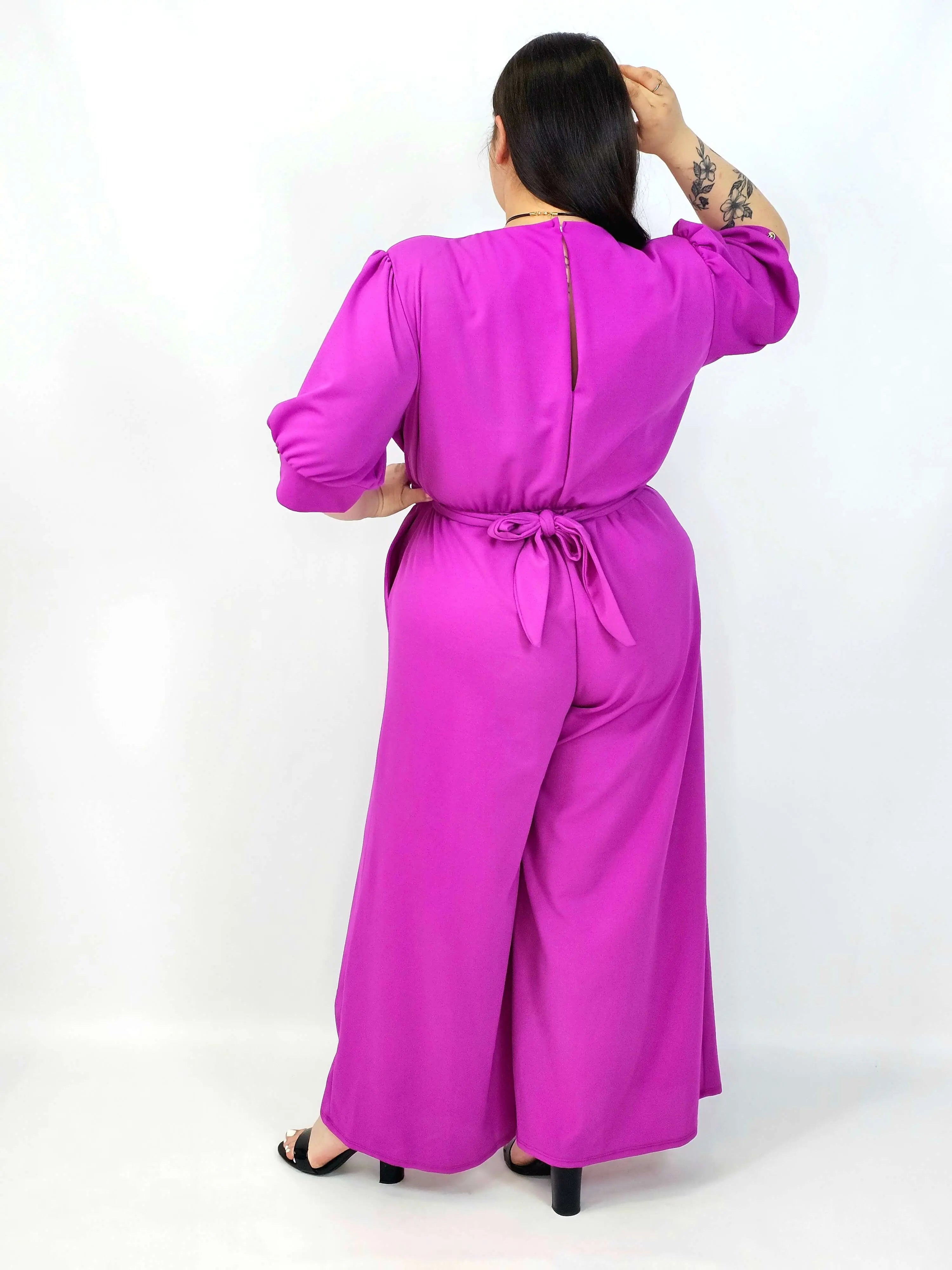 Kombinezon plus size z kopertowym dekoltem i paskiem – elegancki fason XXL Stylowa XL