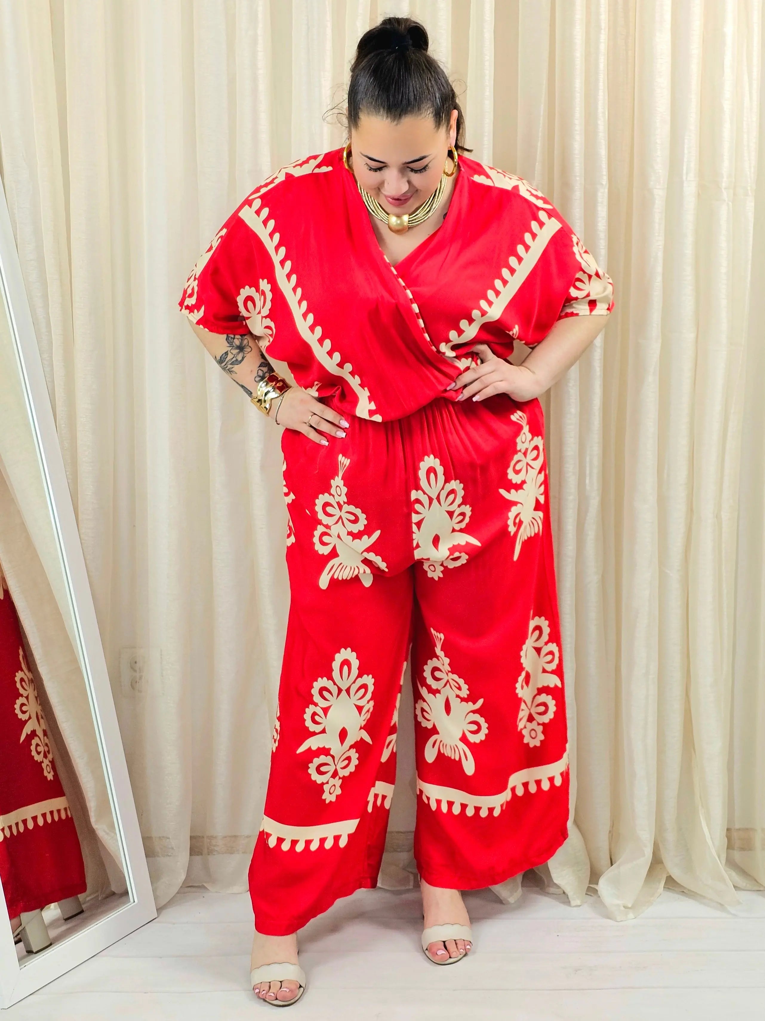 Kombinezon plus size z kopertowym dekoltem i szeroką nogawką – wyrazisty styl XXL Stylowa XL