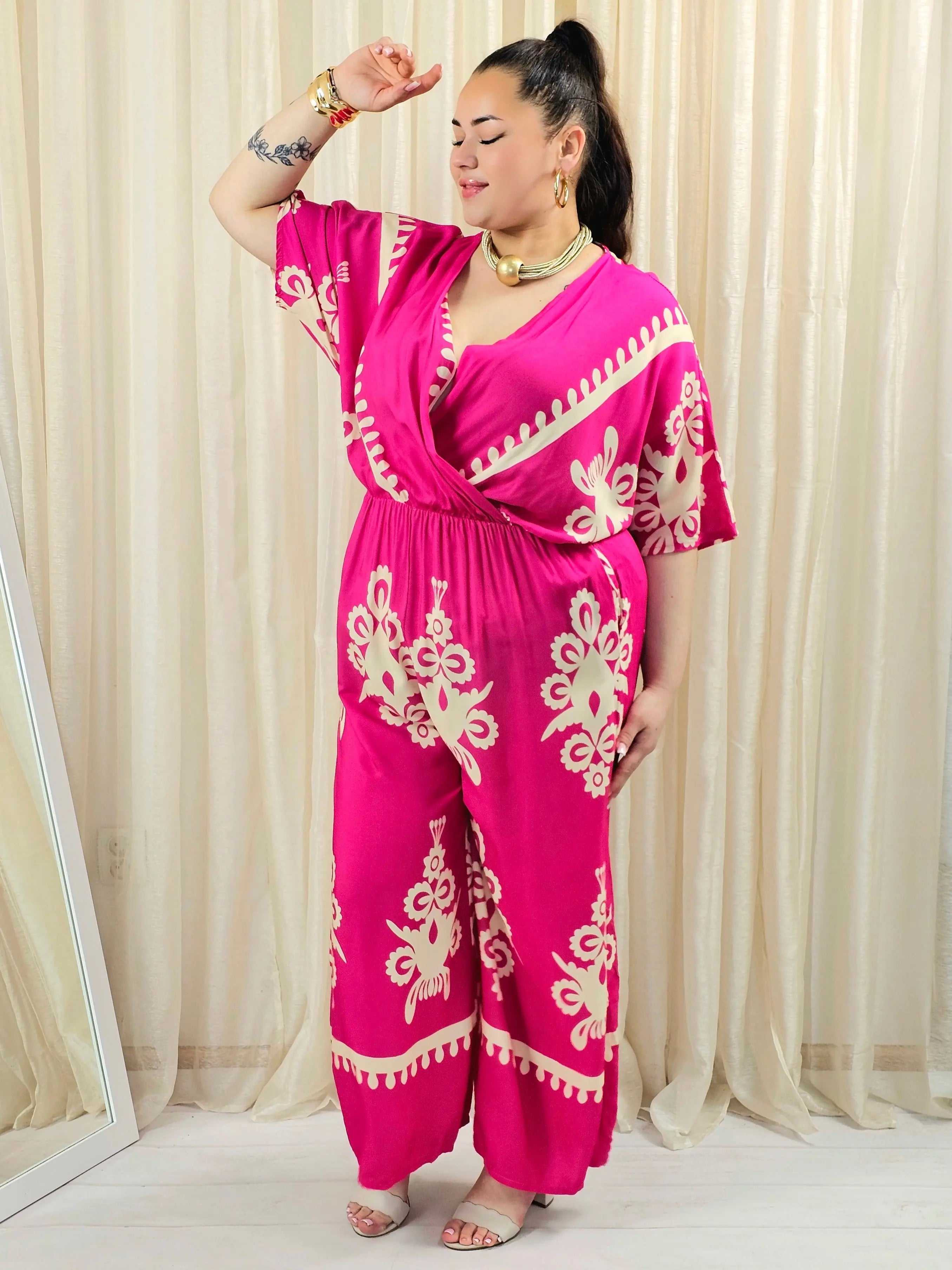 Kombinezon plus size z kopertowym dekoltem i szeroką nogawką – wyrazisty styl XXL Stylowa XL