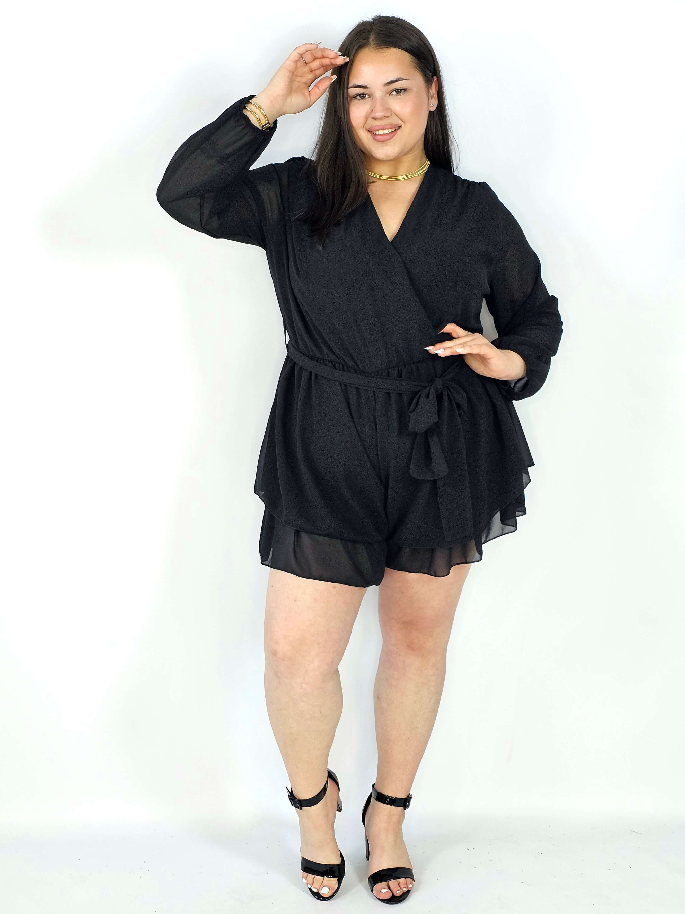 Kombinezon plus size z kopertowym dekoltem i wiązaniem – elegancka stylizacja XXL Stylowa XL