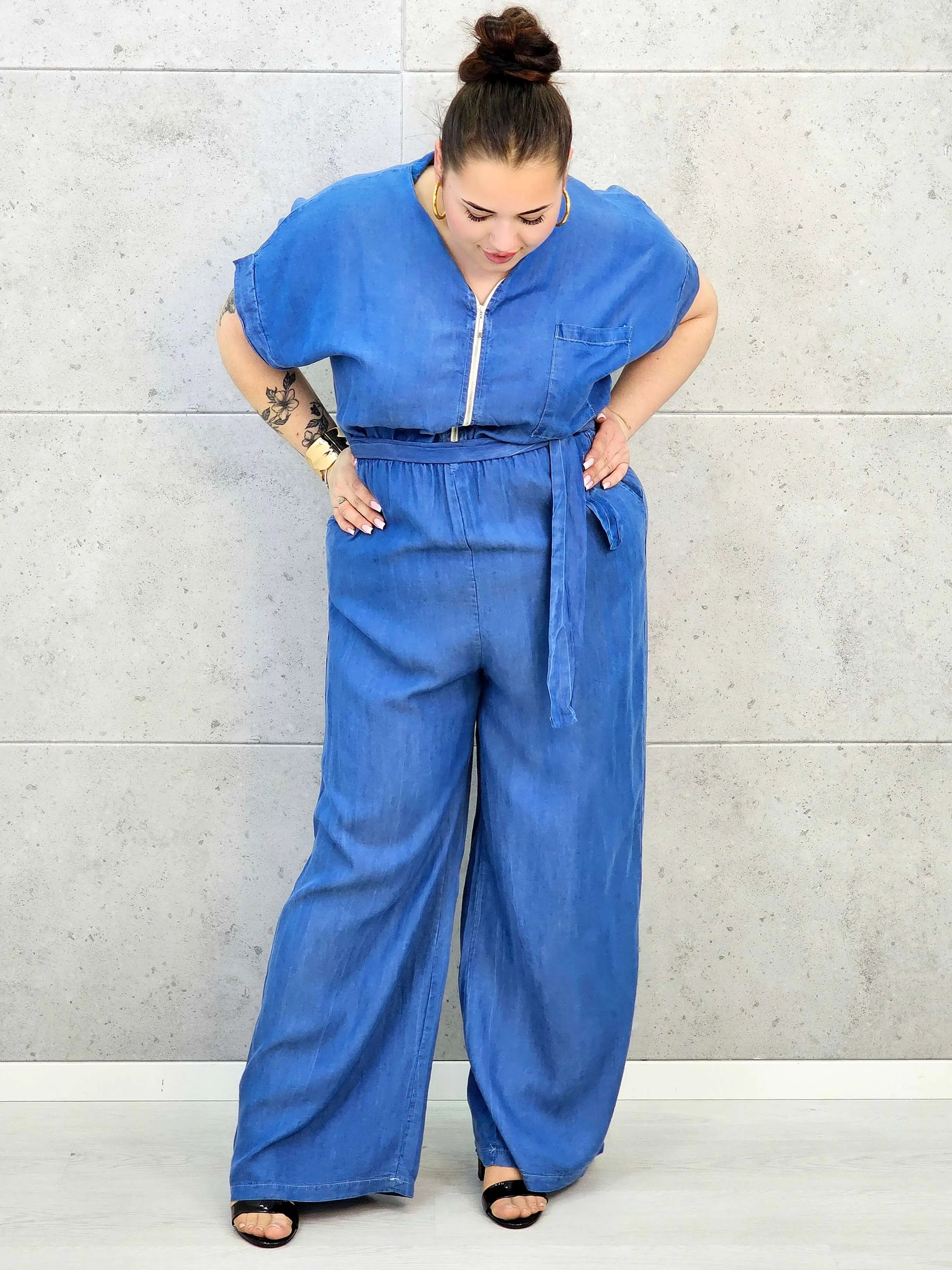 Kombinezon plus size z paskiem – wygodny fason XXL dla kobiet Stylowa XL