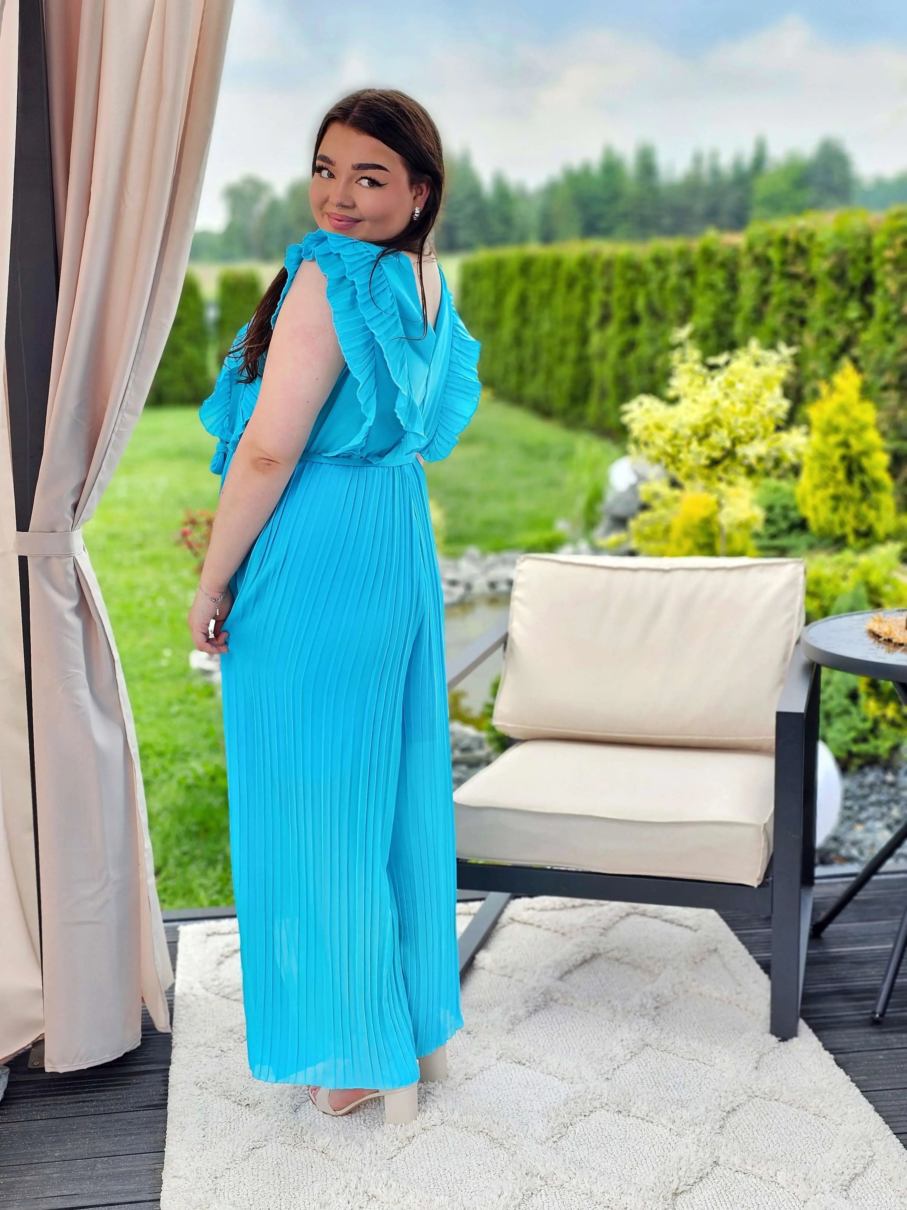 Kombinezon z falbanami – kobiecy szyk i wygoda w jednym! Stylowa XL