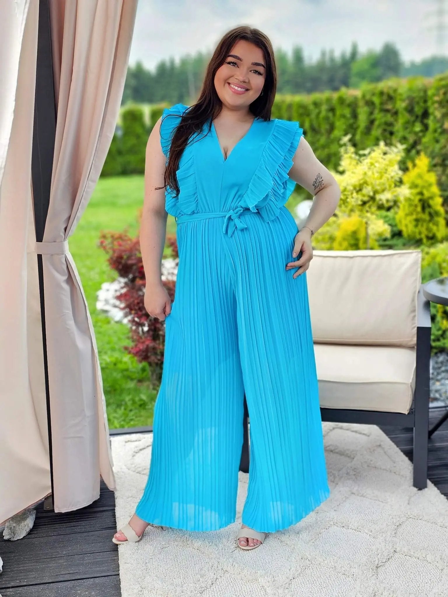 Kombinezon z falbanami – kobiecy szyk i wygoda w jednym! Stylowa XL