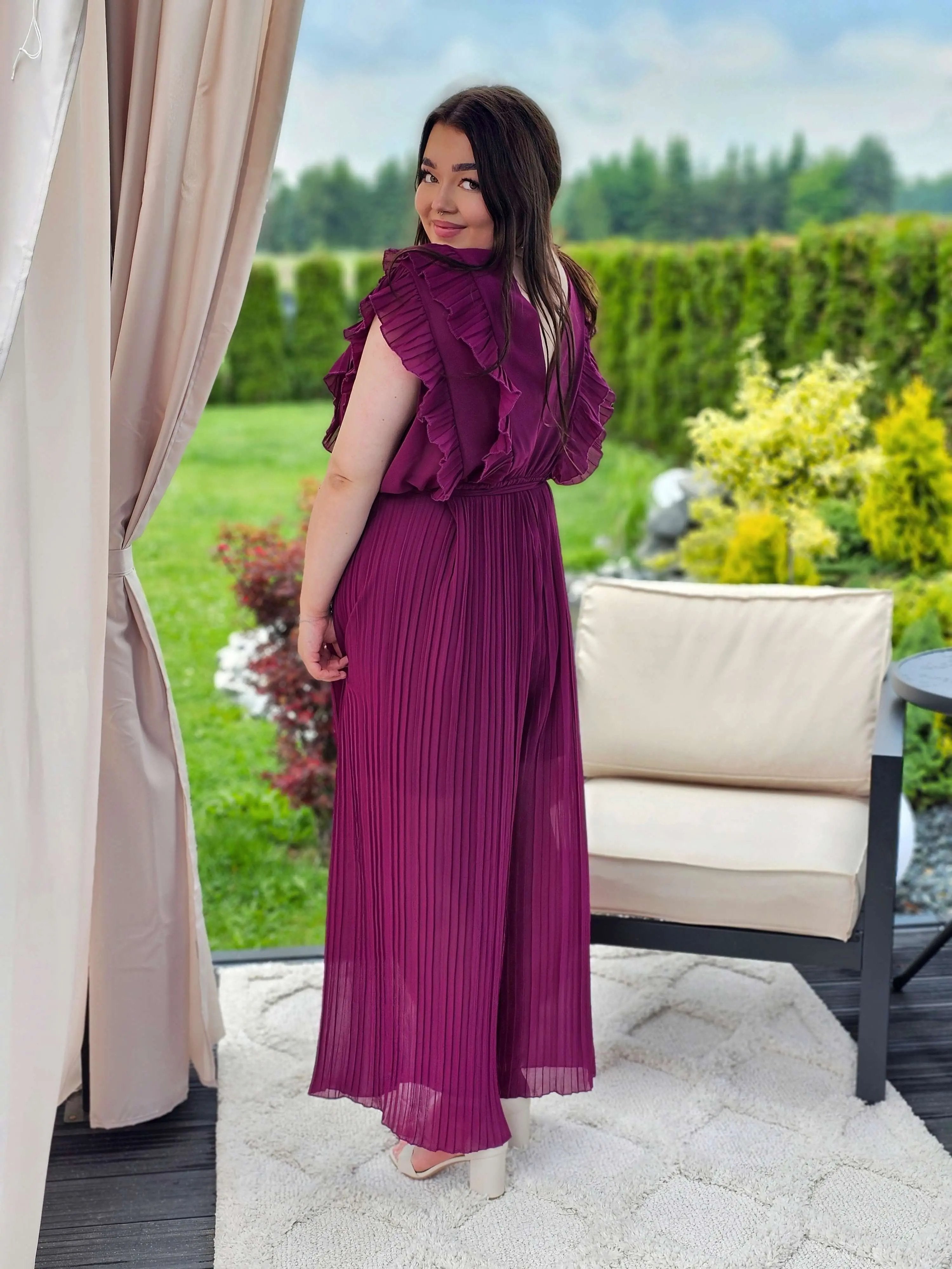 Kombinezon z falbanami – kobiecy szyk i wygoda w jednym! Stylowa XL