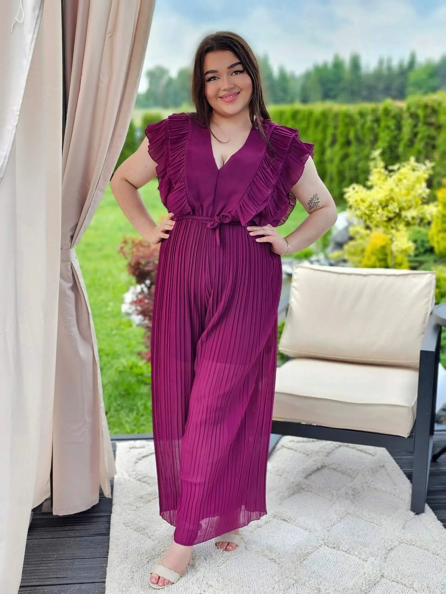 Kombinezon z falbanami – kobiecy szyk i wygoda w jednym! Stylowa XL