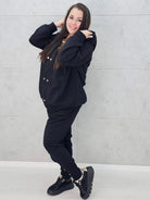 Komplet dresowy plus size z ozdobnymi guzikami – stylowy look XXL Stylowa XL