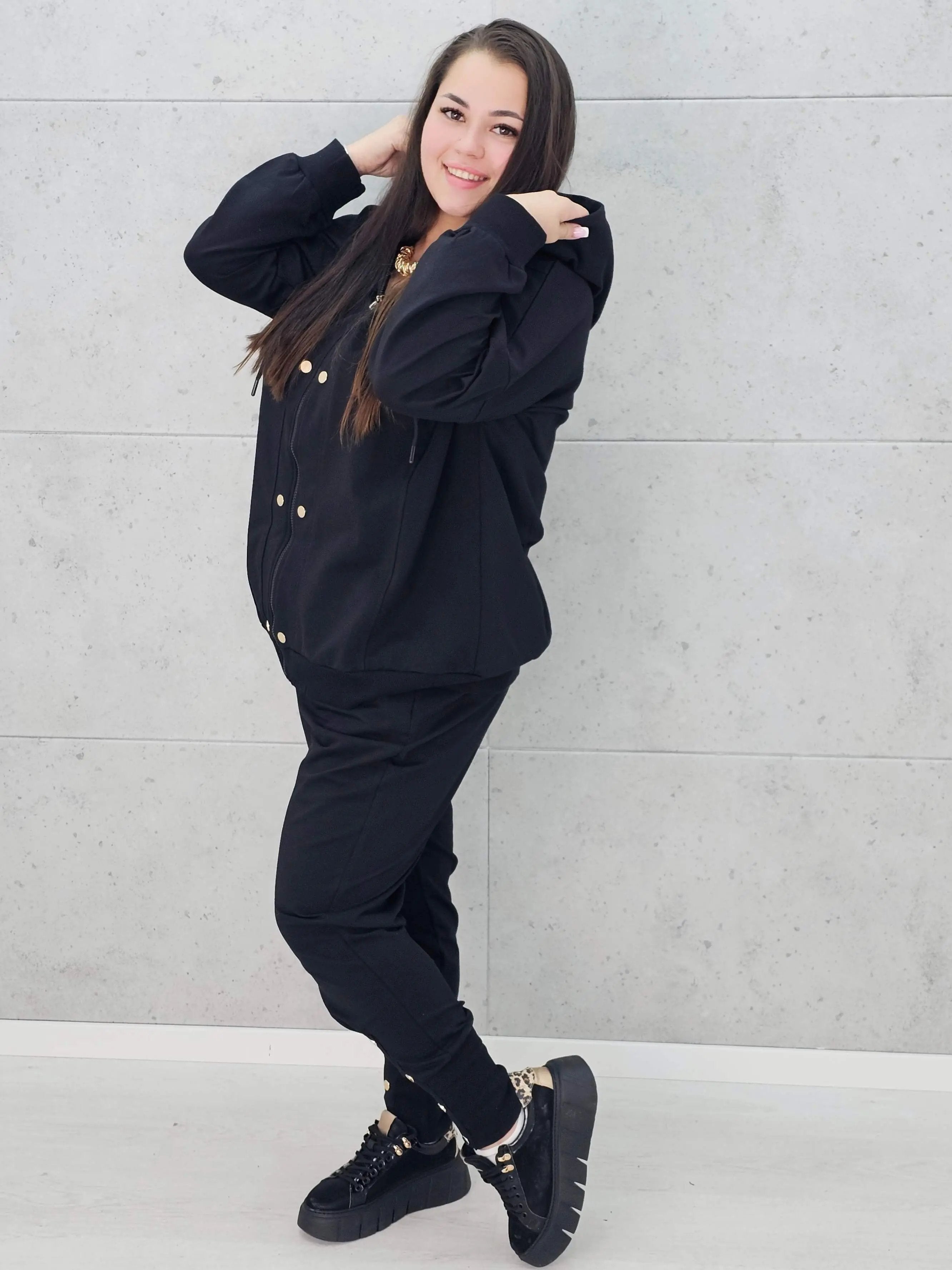 Komplet dresowy plus size z ozdobnymi guzikami – stylowy look XXL Stylowa XL
