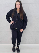 Komplet dresowy plus size z ozdobnymi guzikami – stylowy look XXL Stylowa XL