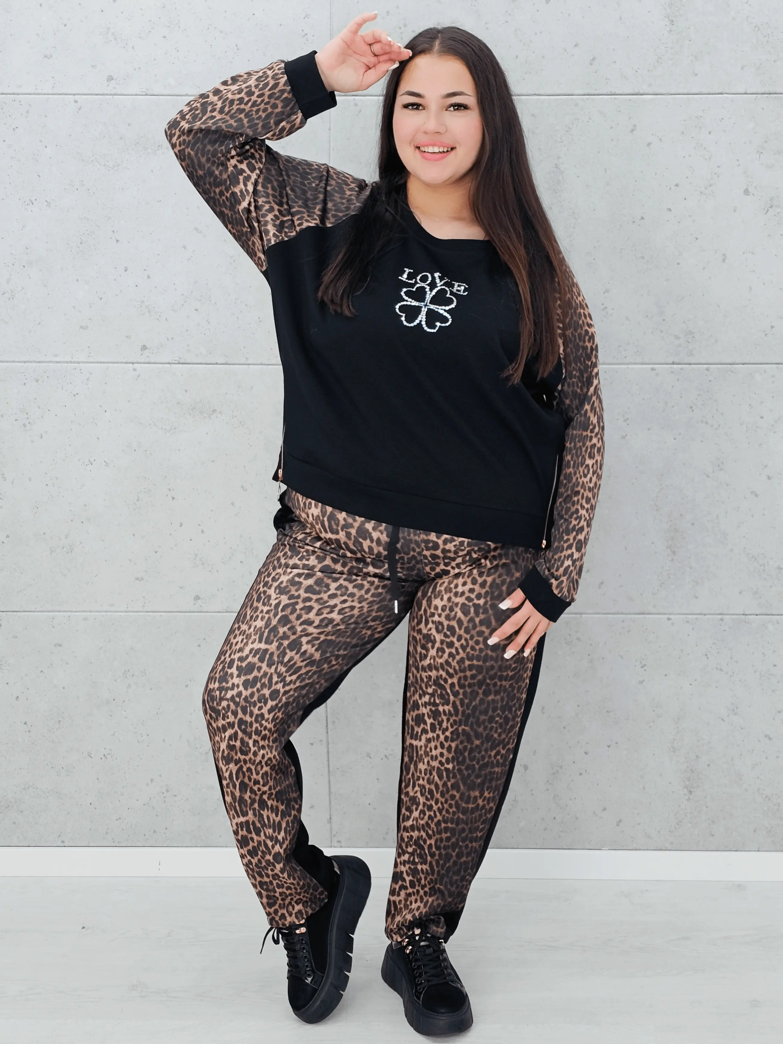 Komplet dresowy z motywem panterki Stylowa XL