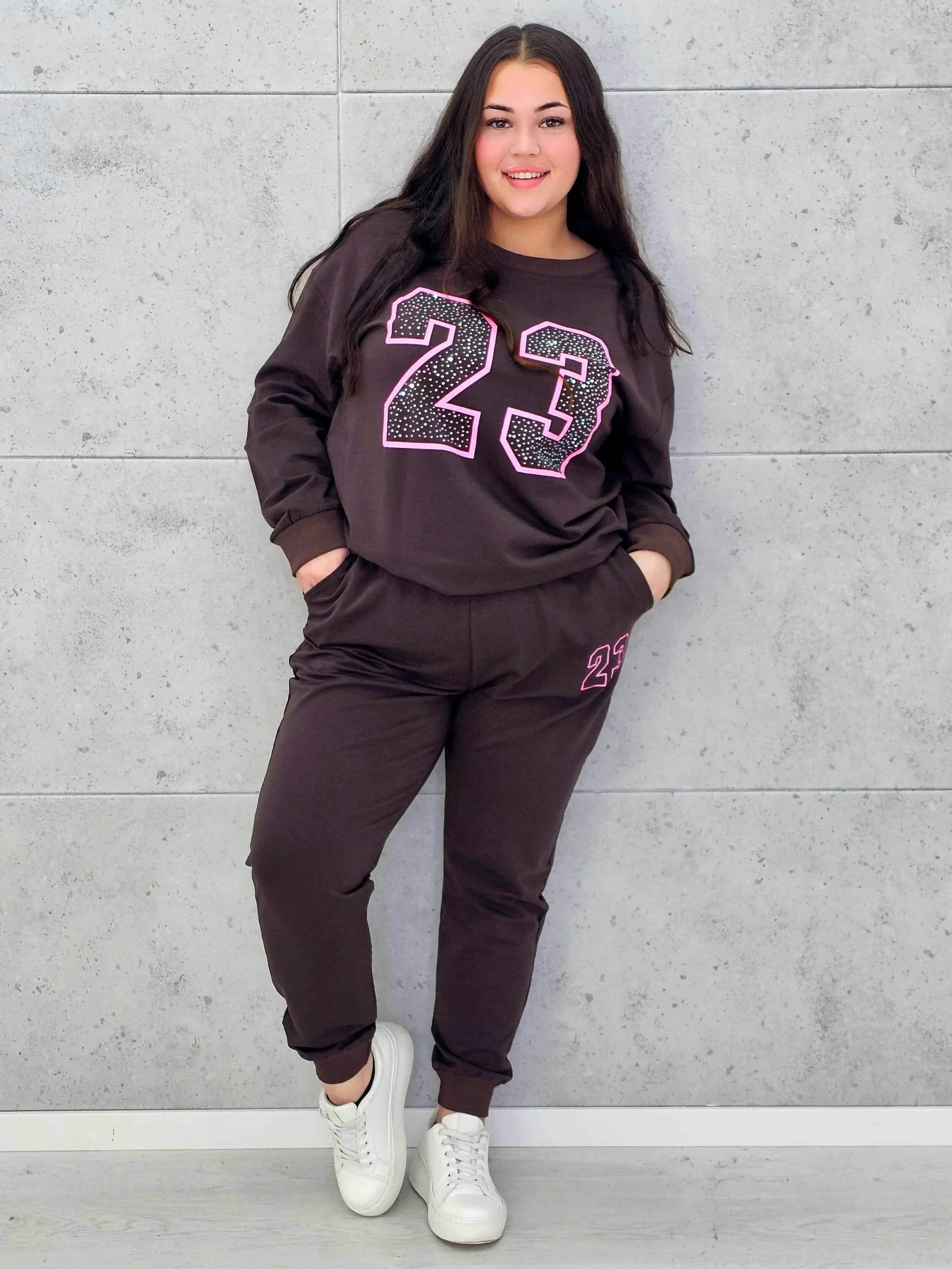 Komplet dresowy z nadrukiem „23” – sportowy luz i kobiecy styl na co dzień - Stylowa XL