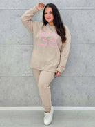 Komplet dresowy z nadrukiem „23” – sportowy luz i kobiecy styl na co dzień - Stylowa XL