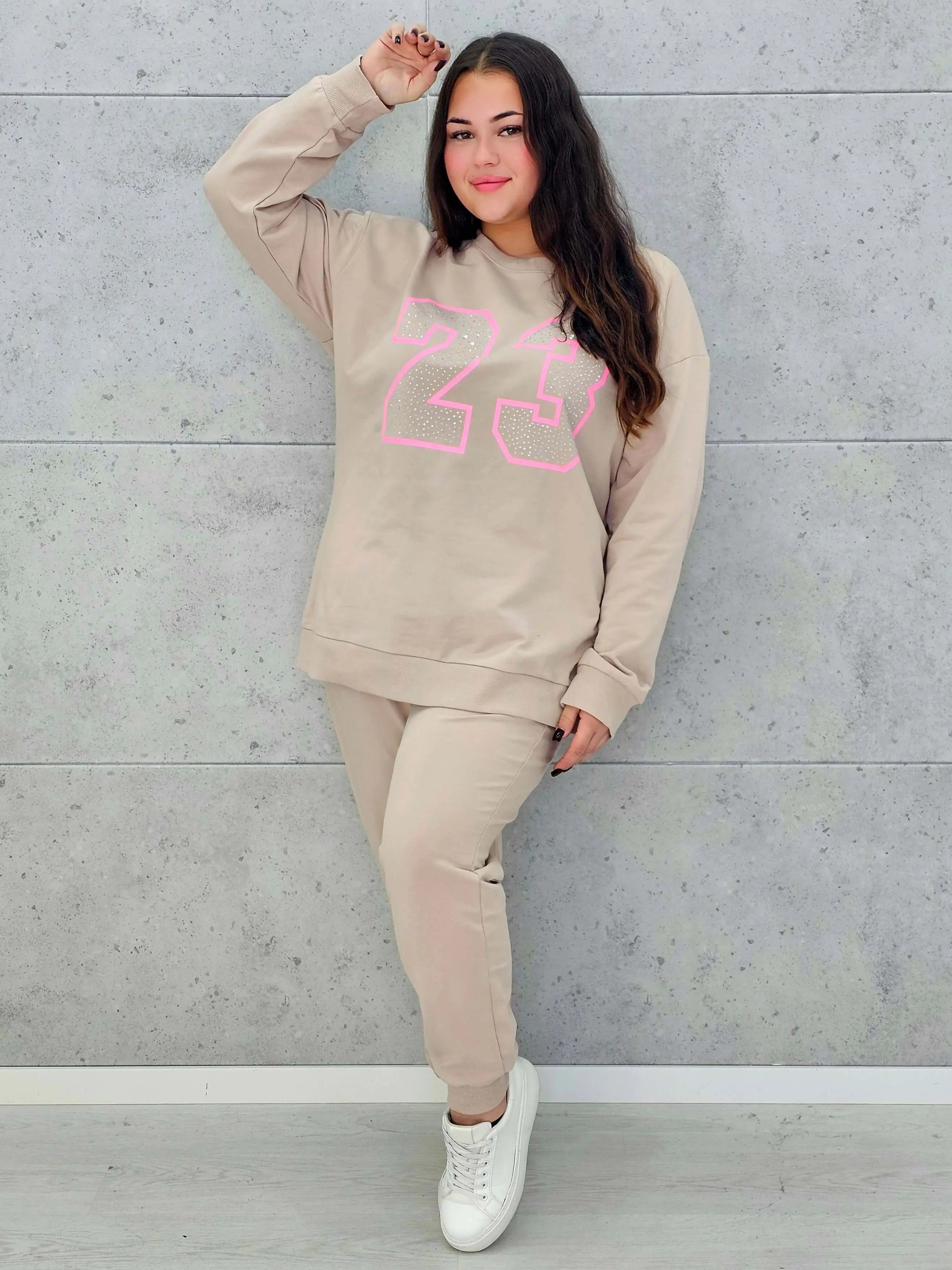Komplet dresowy z nadrukiem „23” – sportowy luz i kobiecy styl na co dzień - Stylowa XL