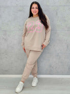 Komplet dresowy z nadrukiem „23” – sportowy luz i kobiecy styl na co dzień - Stylowa XL