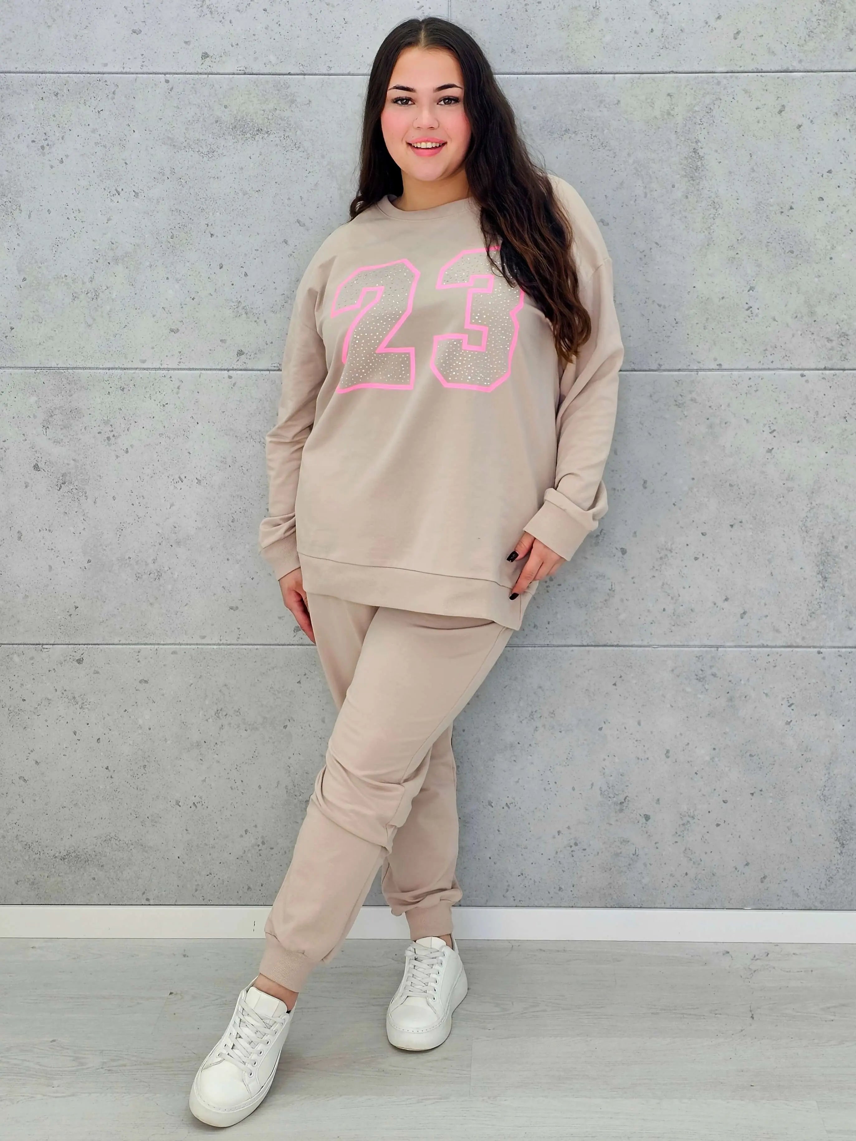 Komplet dresowy z nadrukiem „23” – sportowy luz i kobiecy styl na co dzień - Stylowa XL