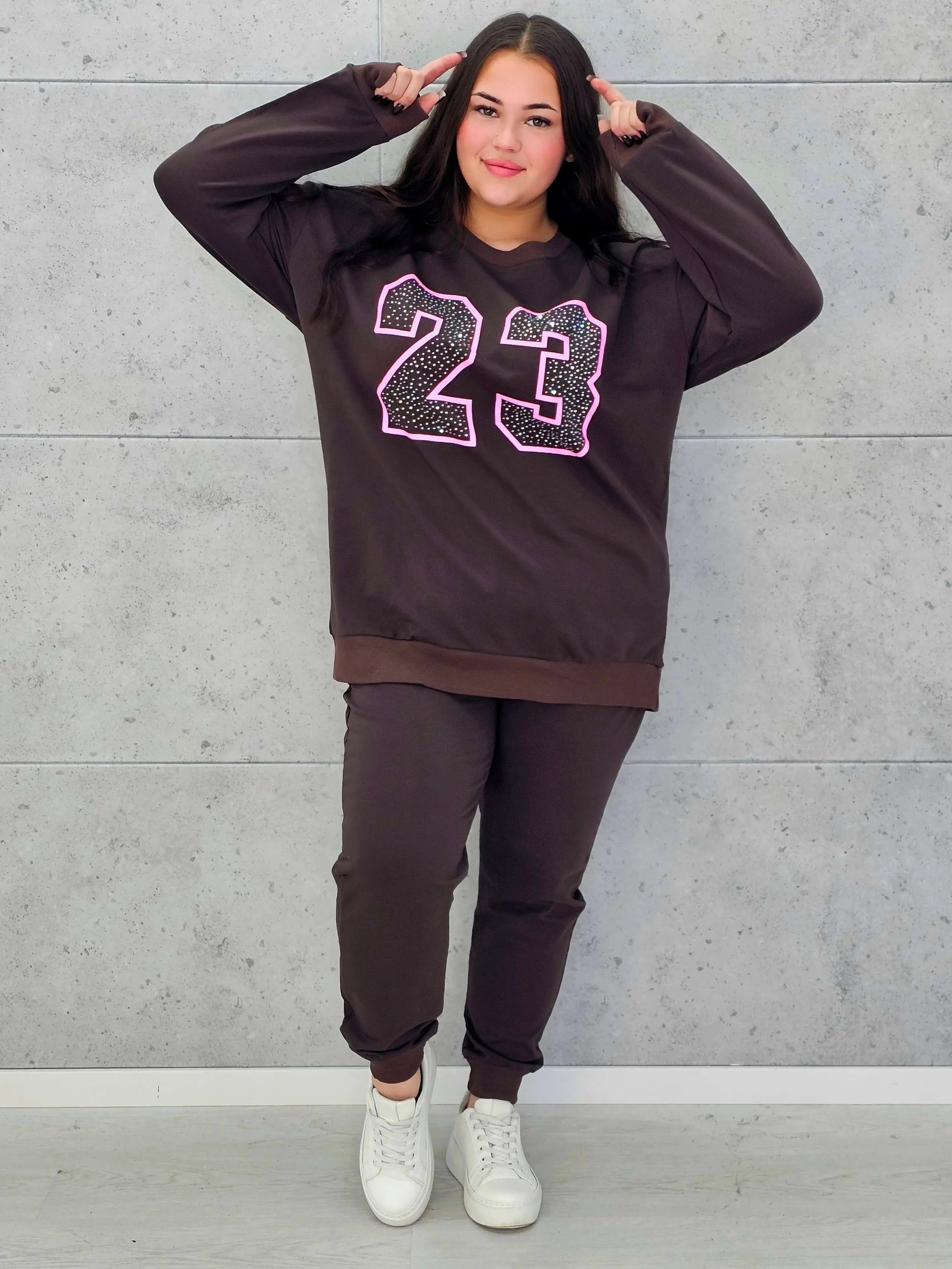 Komplet dresowy z nadrukiem „23” – sportowy luz i kobiecy styl na co dzień - Stylowa XL