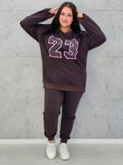 Komplet dresowy z nadrukiem „23” – sportowy luz i kobiecy styl na co dzień - Stylowa XL