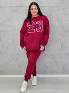 Komplet dresowy z nadrukiem „23” – sportowy luz i kobiecy styl na co dzień - Stylowa XL
