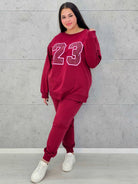 Komplet dresowy z nadrukiem „23” – sportowy luz i kobiecy styl na co dzień - Stylowa XL