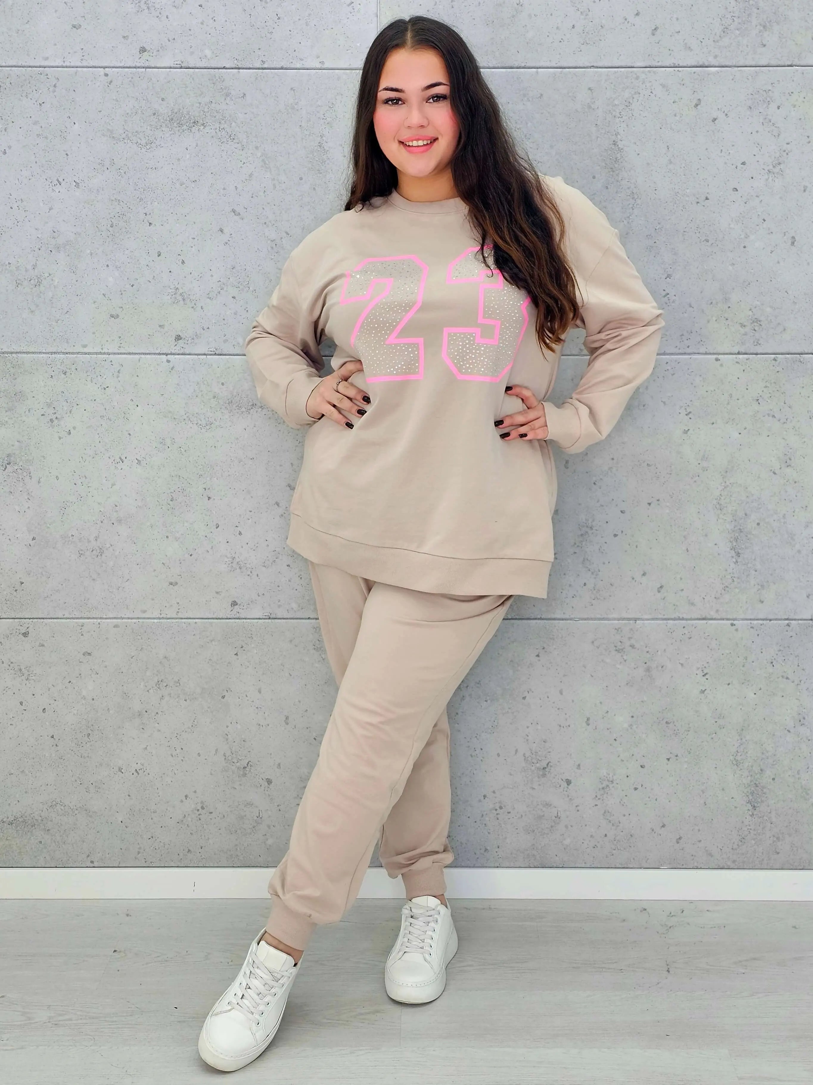 Komplet dresowy z nadrukiem „23” – sportowy luz i kobiecy styl na co dzień - Stylowa XL