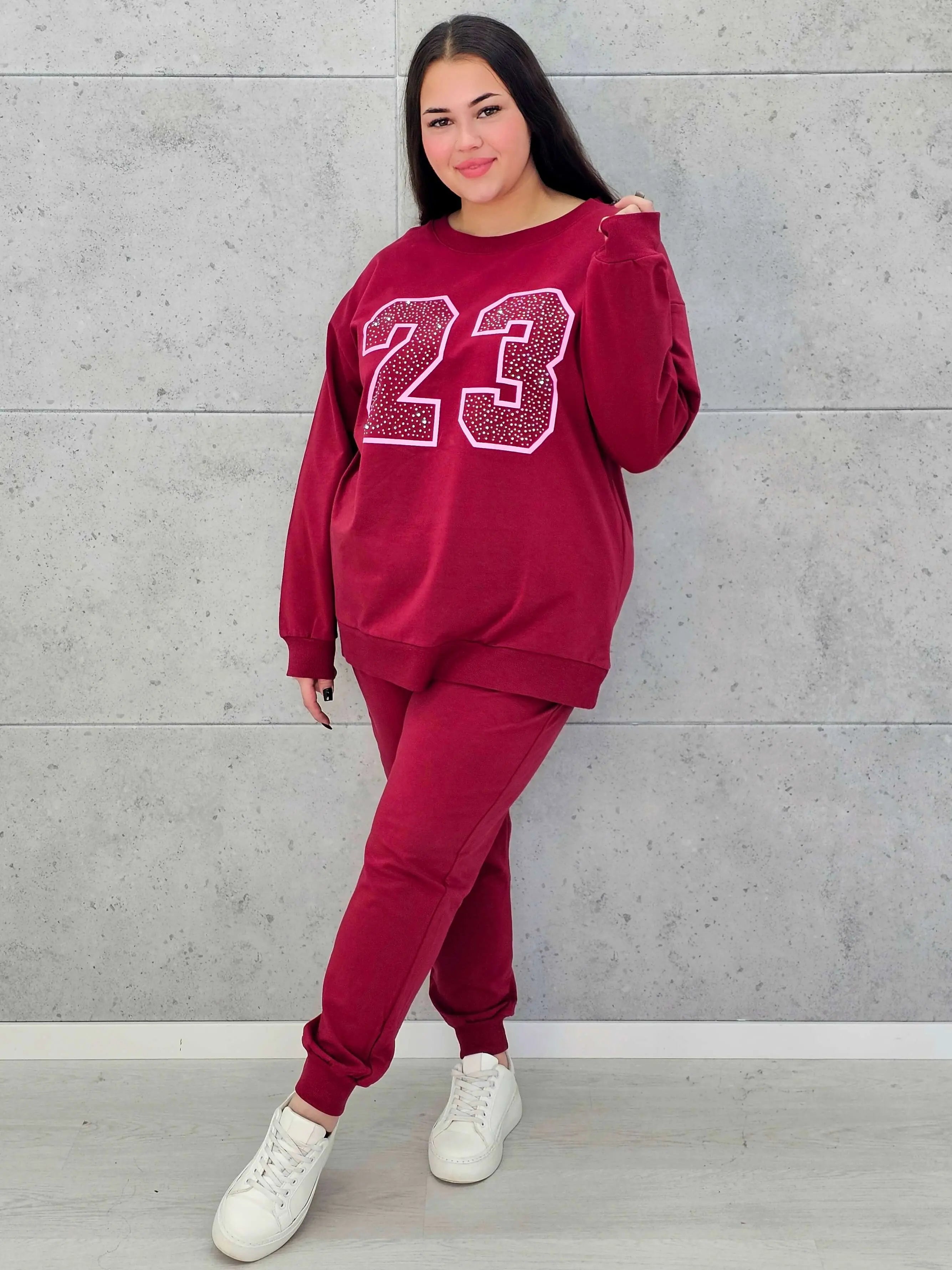 Komplet dresowy z nadrukiem „23” – sportowy luz i kobiecy styl na co dzień - Stylowa XL
