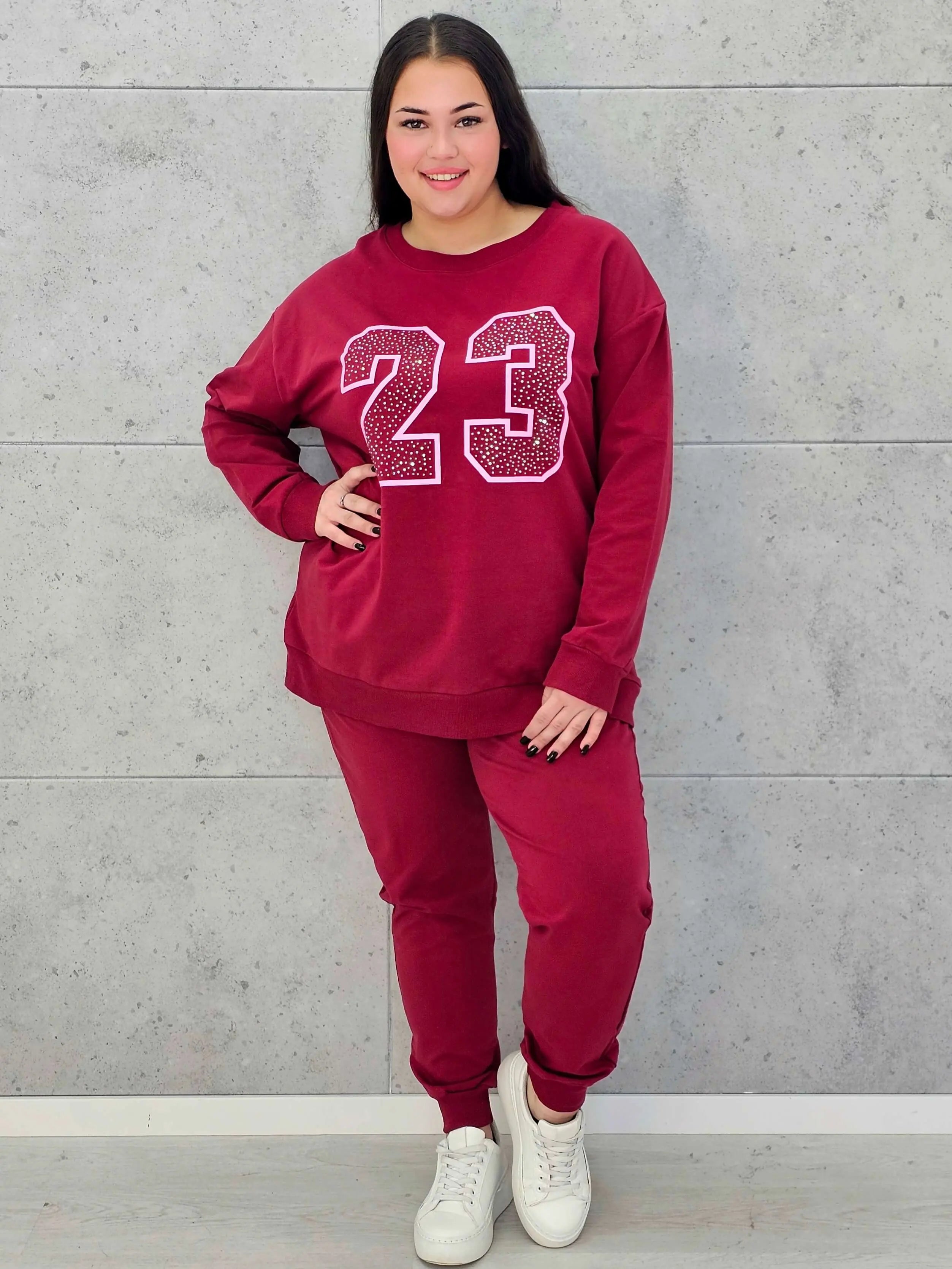 Komplet dresowy z nadrukiem „23” – sportowy luz i kobiecy styl na co dzień Stylowa XL