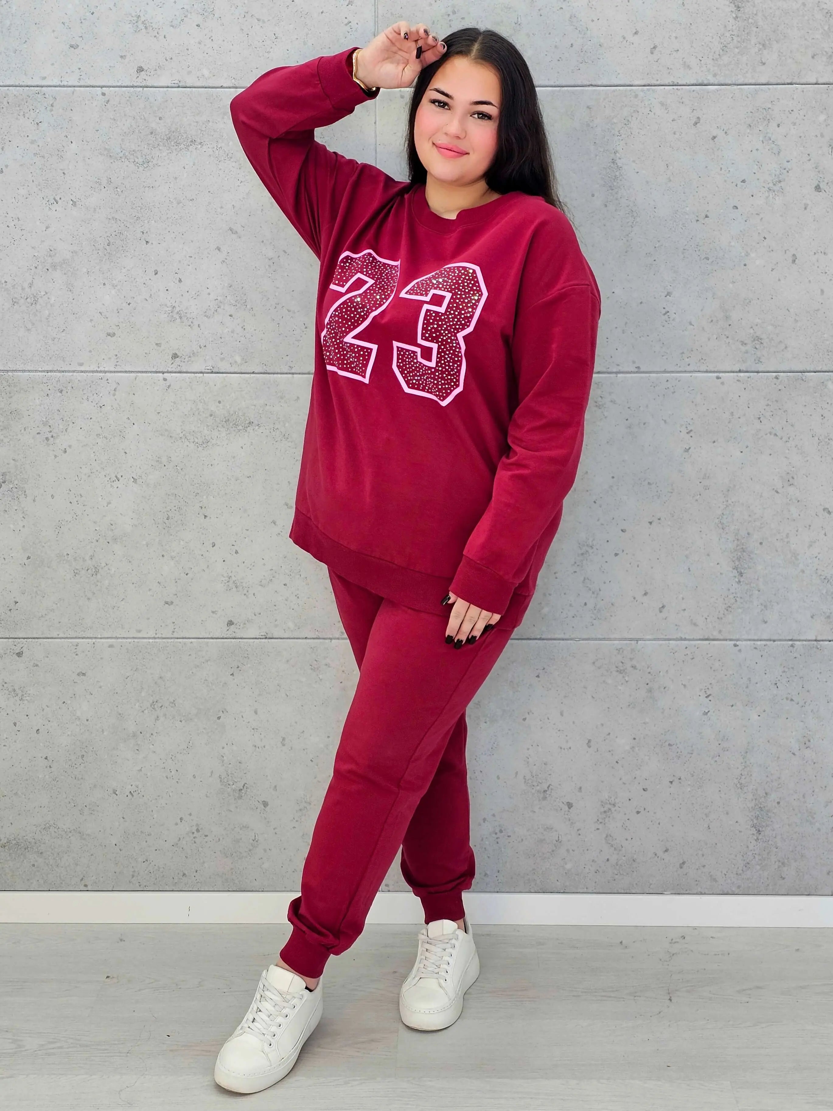 Komplet dresowy z nadrukiem „23” – sportowy luz i kobiecy styl na co dzień Stylowa XL
