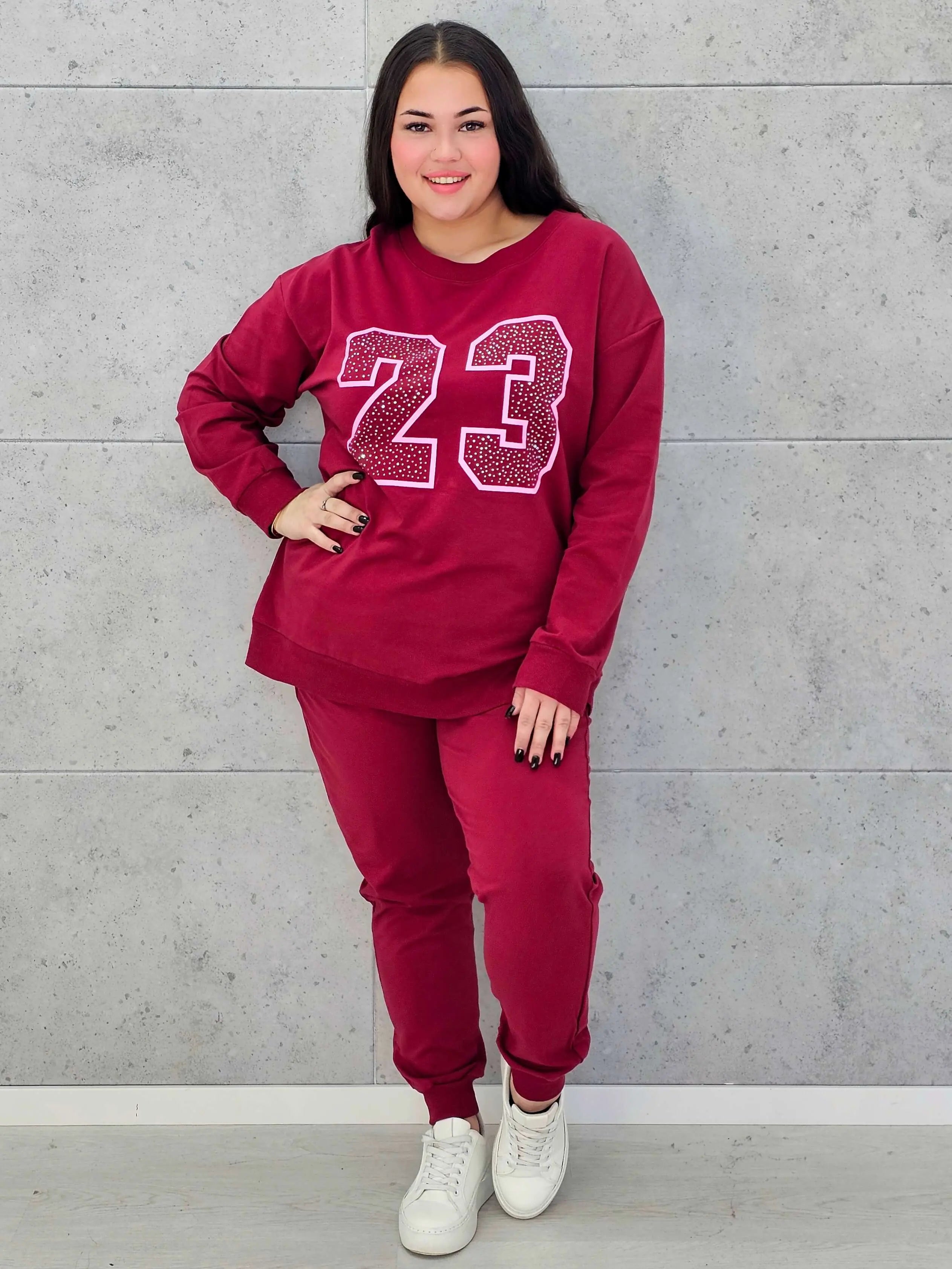 Komplet dresowy z nadrukiem „23” – sportowy luz i kobiecy styl na co dzień Stylowa XL