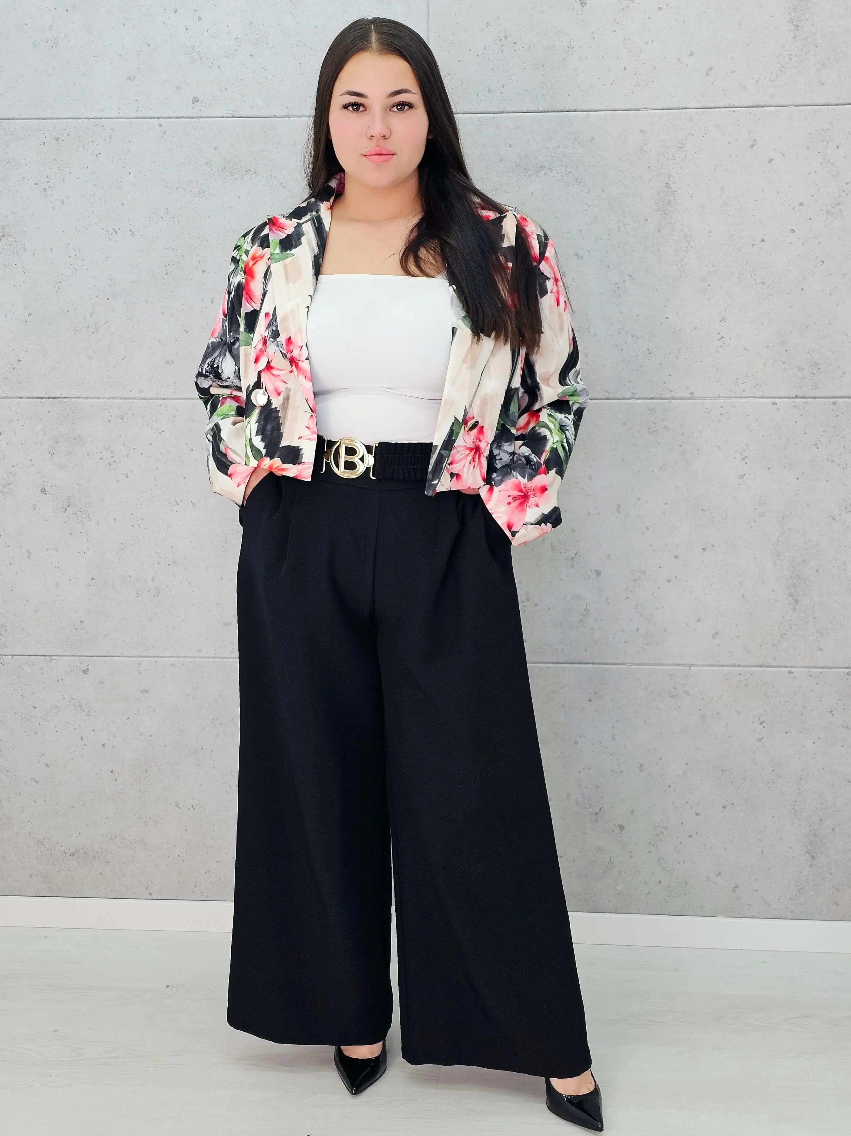 Komplet garniturowy z krótką marynarką i szerokimi spodniami Stylowa XL