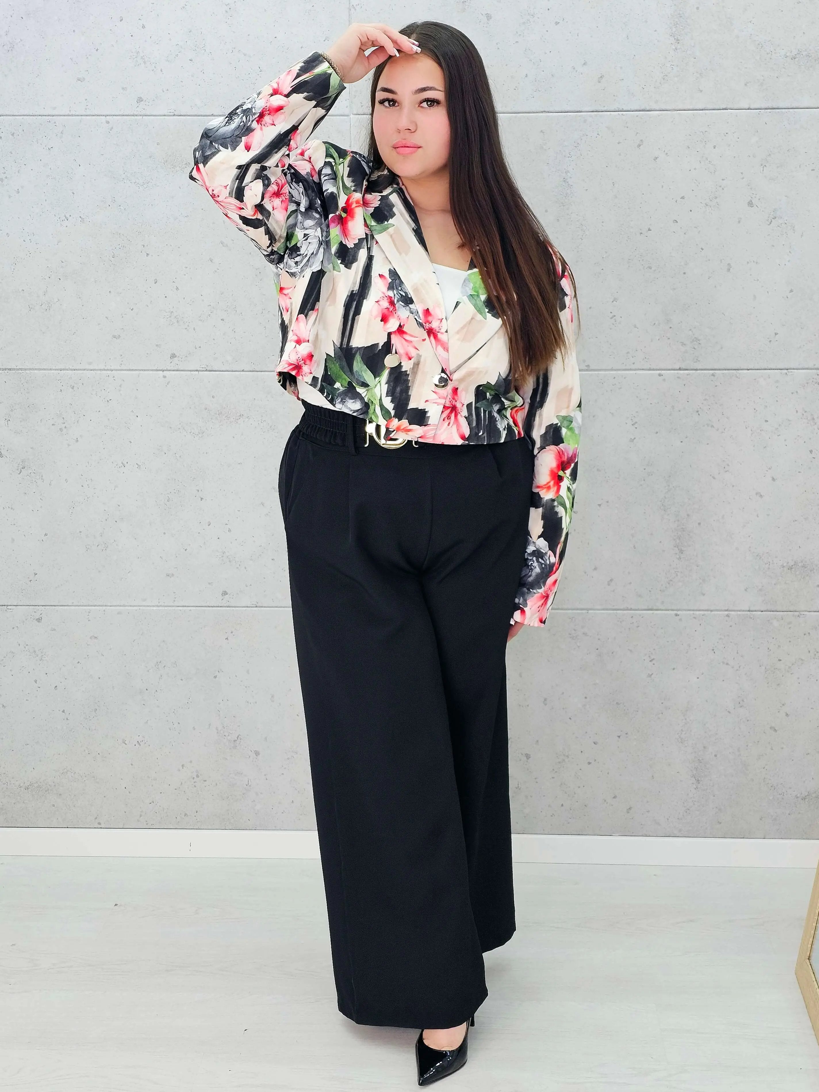 Komplet garniturowy z krótką marynarką i szerokimi spodniami Stylowa XL