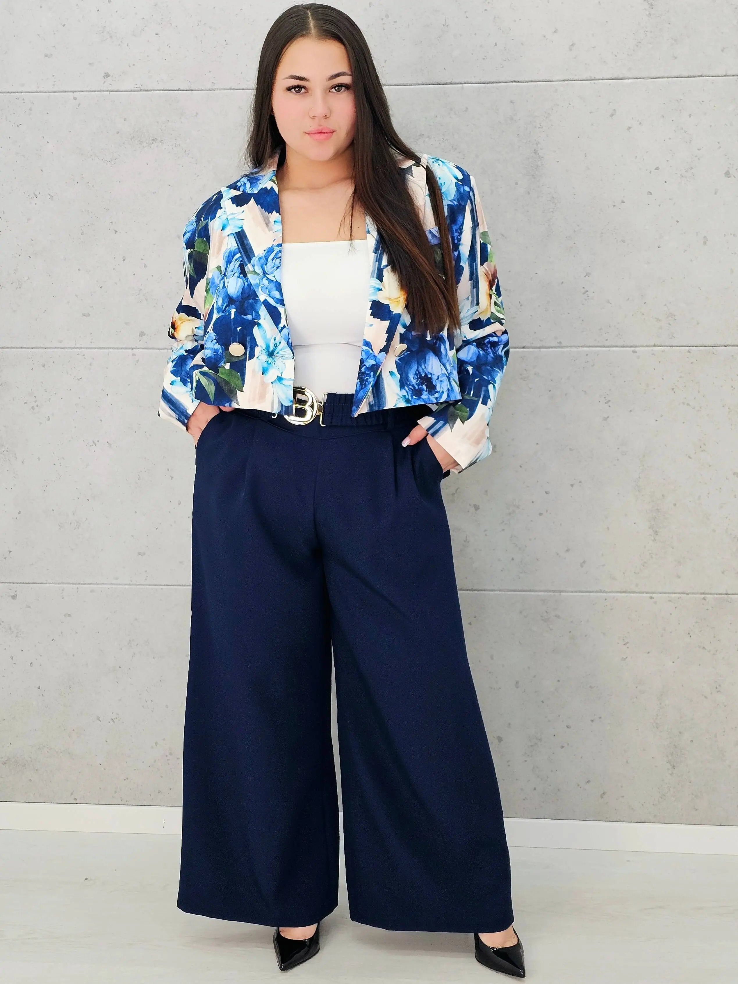 Komplet garniturowy z krótką marynarką i szerokimi spodniami Stylowa XL