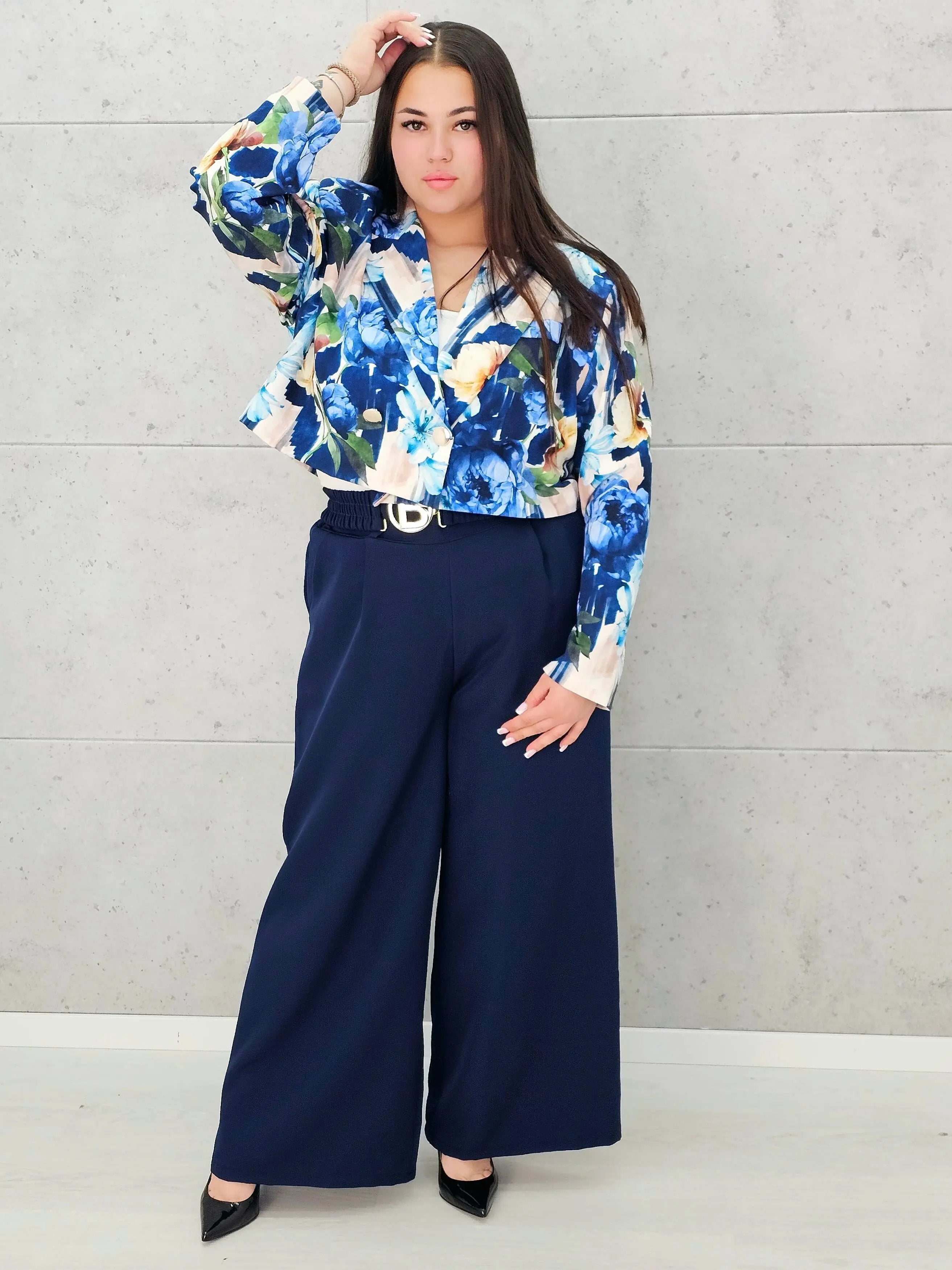 Komplet garniturowy z krótką marynarką i szerokimi spodniami Stylowa XL