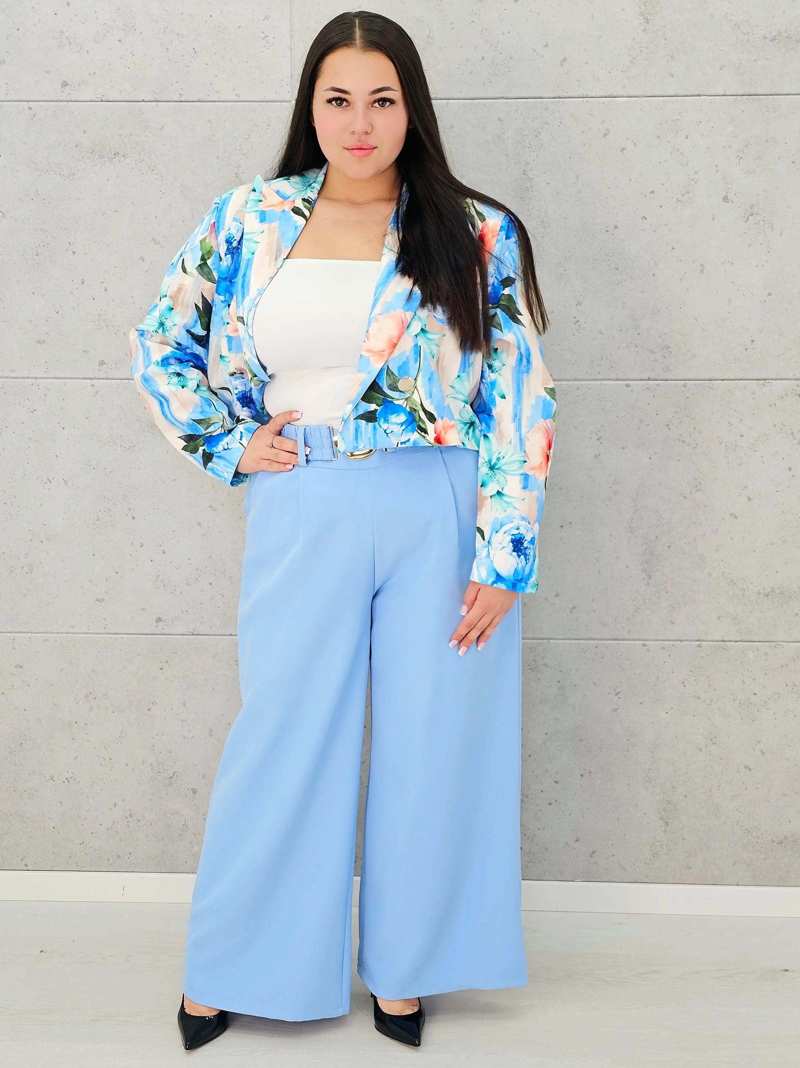 Komplet garniturowy z krótką marynarką i szerokimi spodniami Stylowa XL