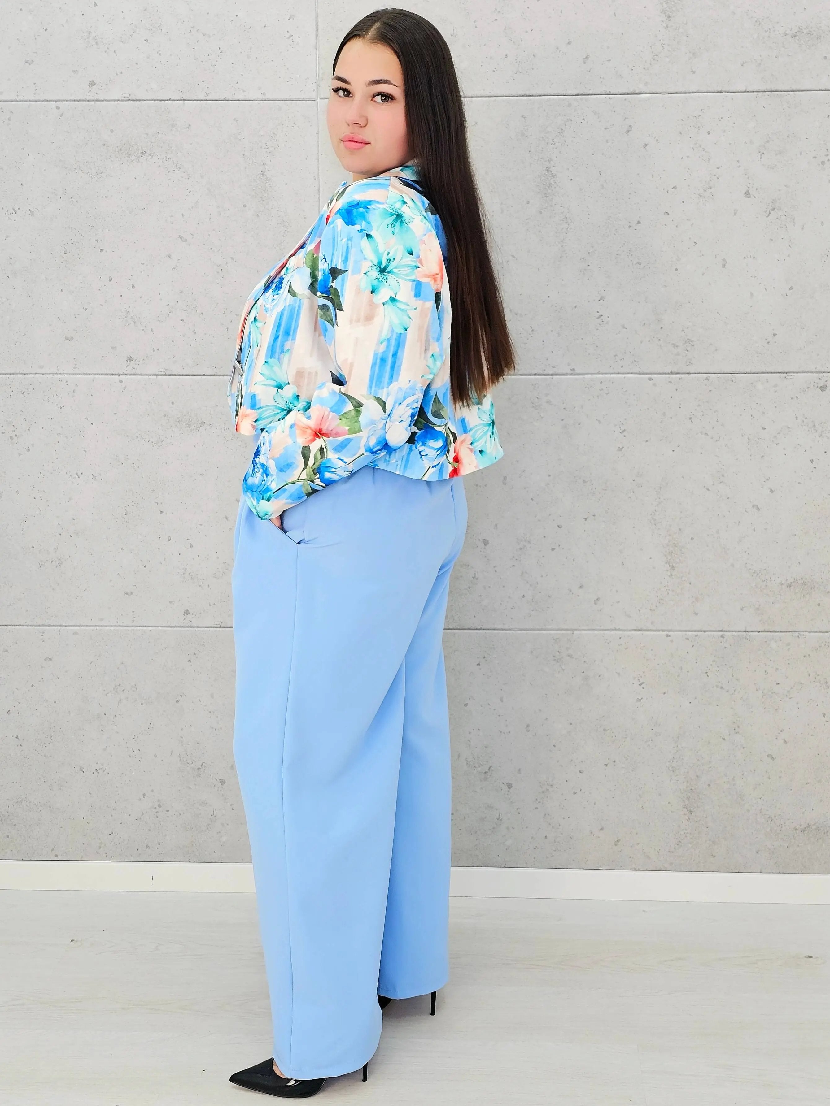 Komplet garniturowy z krótką marynarką i szerokimi spodniami Stylowa XL