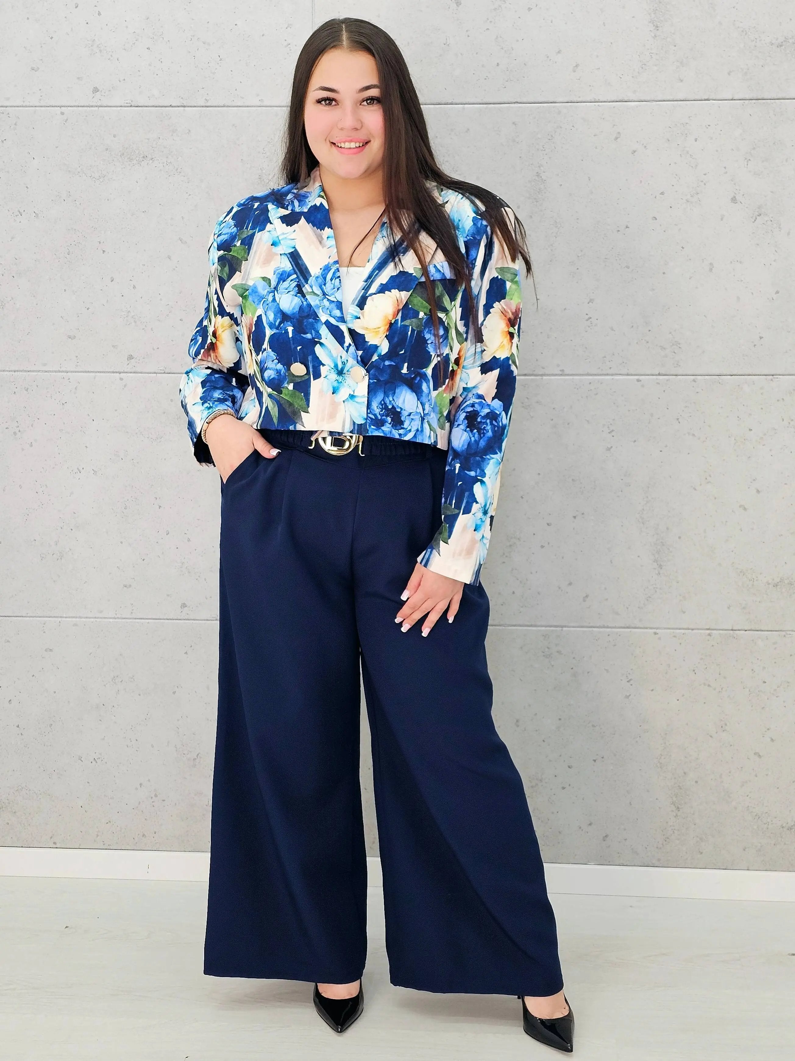 Komplet garniturowy z krótką marynarką i szerokimi spodniami Stylowa XL