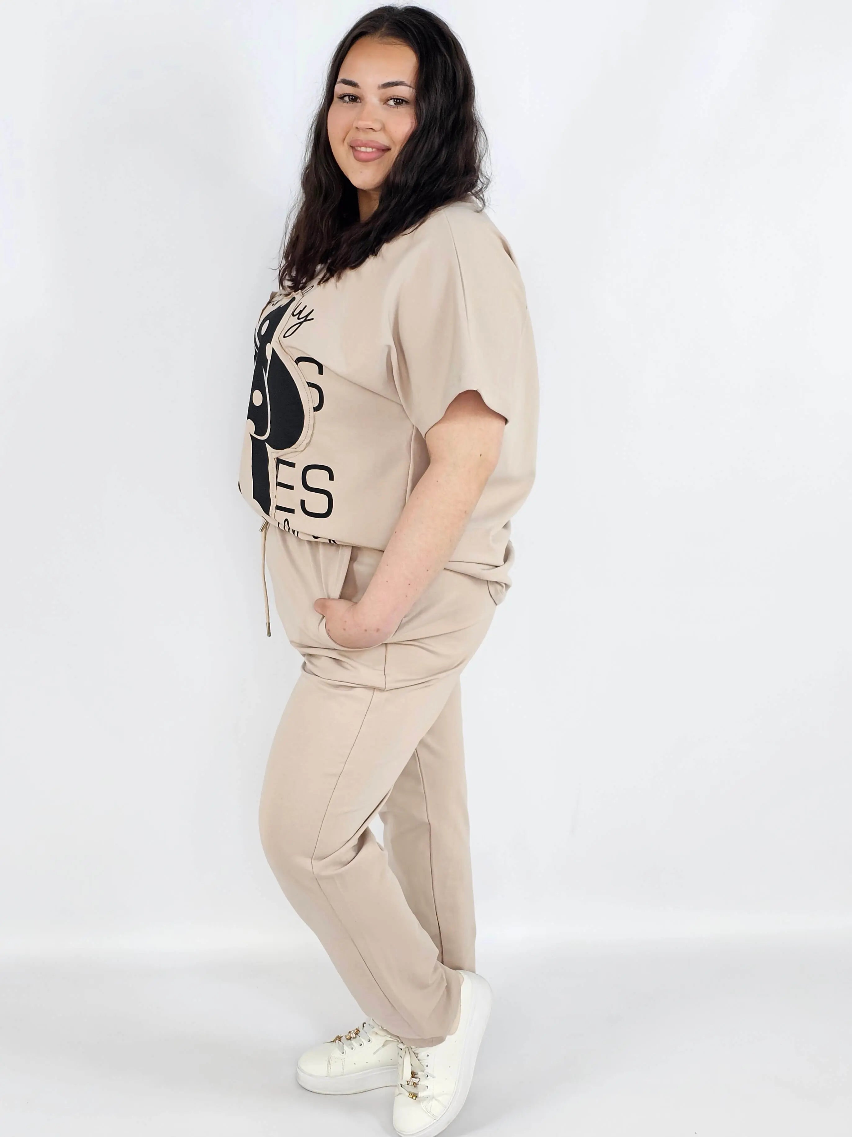 Komplet plus size XXL – bluzka i spodnie dresowe z modnym nadrukiem Stylowa XL