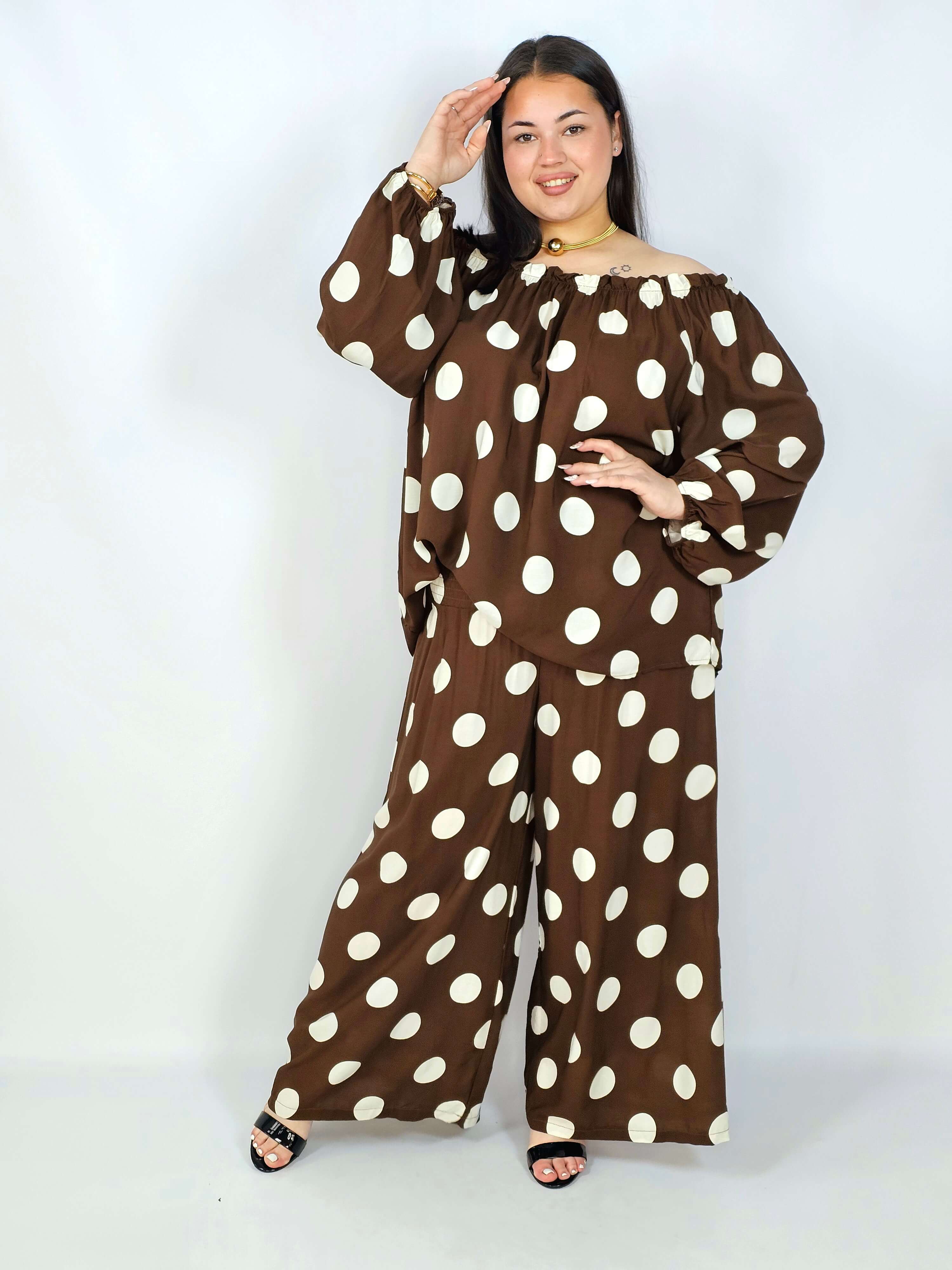 Komplet plus size hiszpanka w grochy – elegancki komplet XXL spodnie i bluzka Stylowa XL
