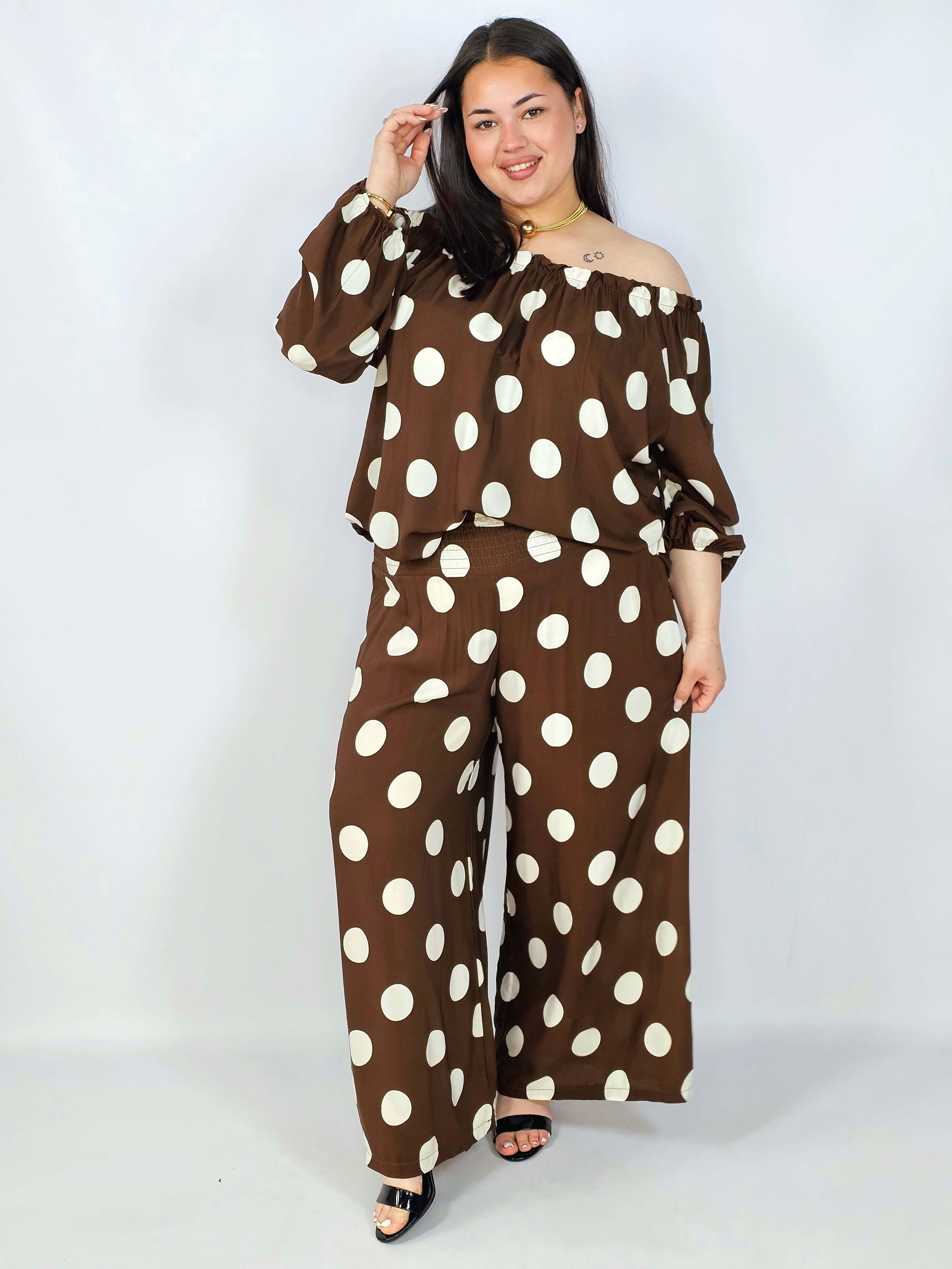 Komplet plus size hiszpanka w grochy – elegancki komplet XXL spodnie i bluzka Stylowa XL