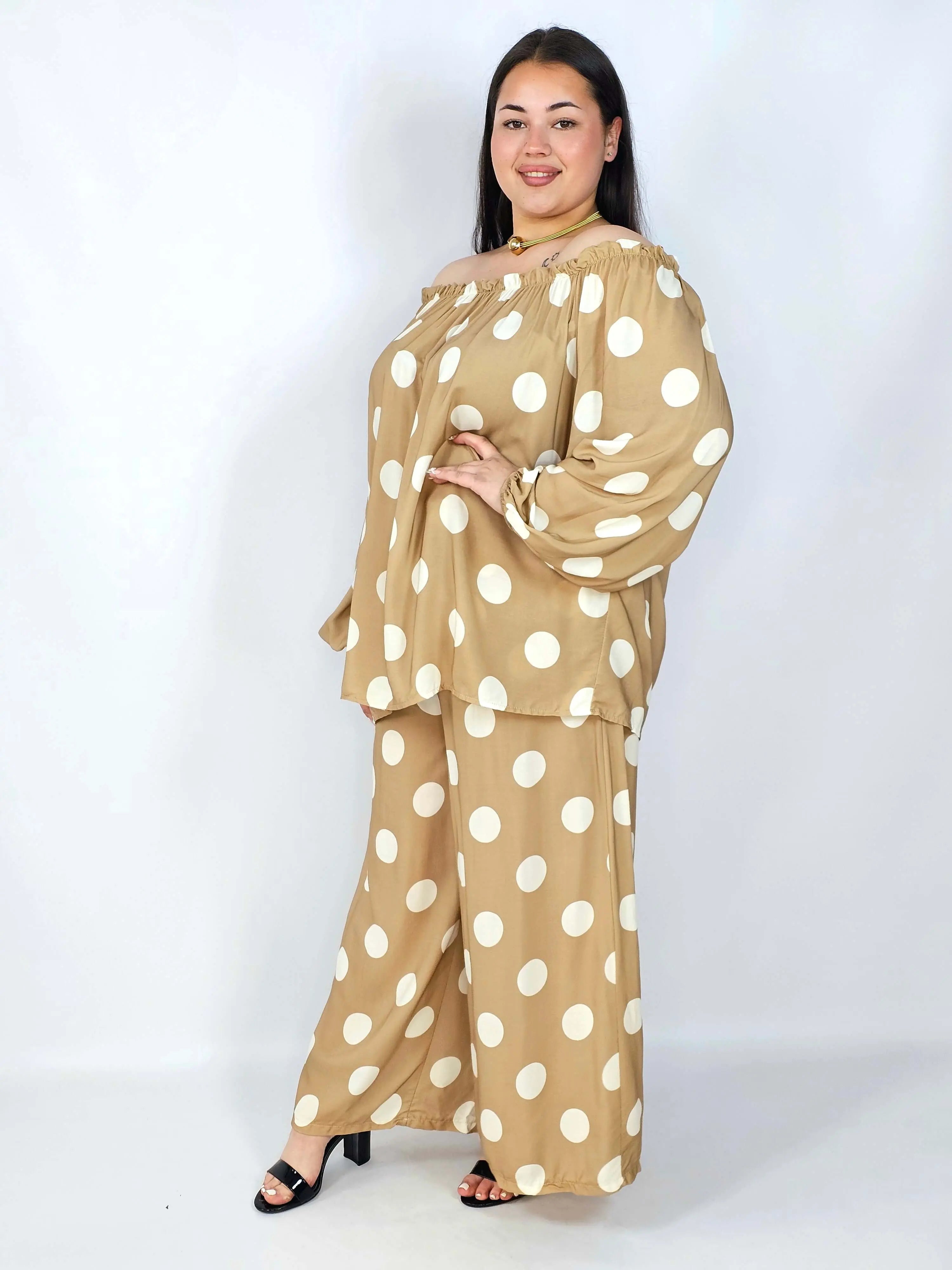 Komplet plus size hiszpanka w grochy – elegancki komplet XXL spodnie i bluzka Stylowa XL