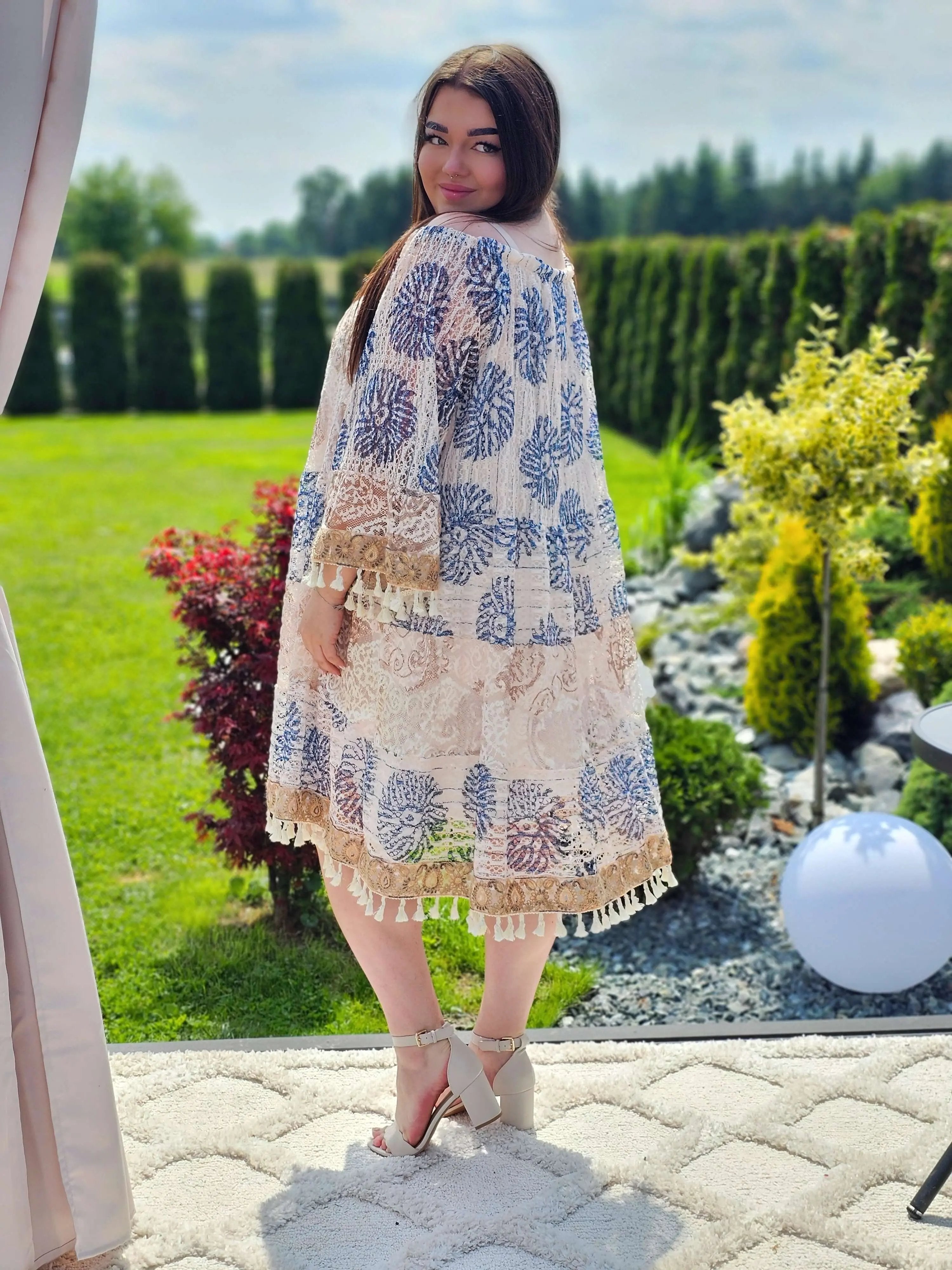 Koronkowa sukienka boho z haftem i chwostami Stylowa XL