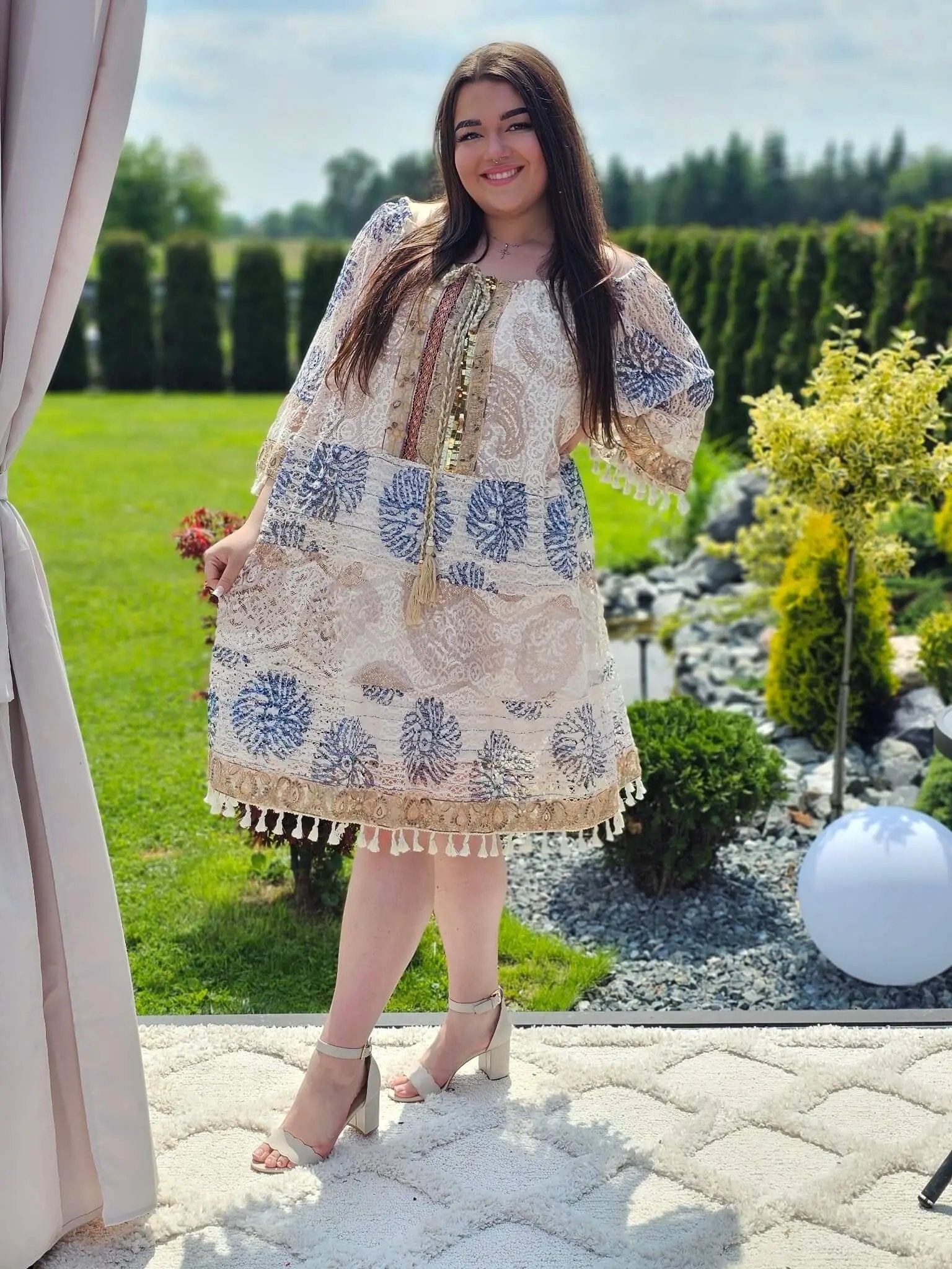 Koronkowa sukienka boho z haftem i chwostami Stylowa XL