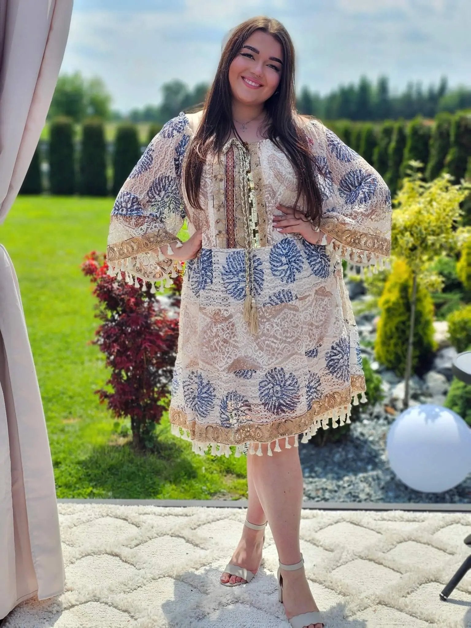 Koronkowa sukienka boho z haftem i chwostami Stylowa XL