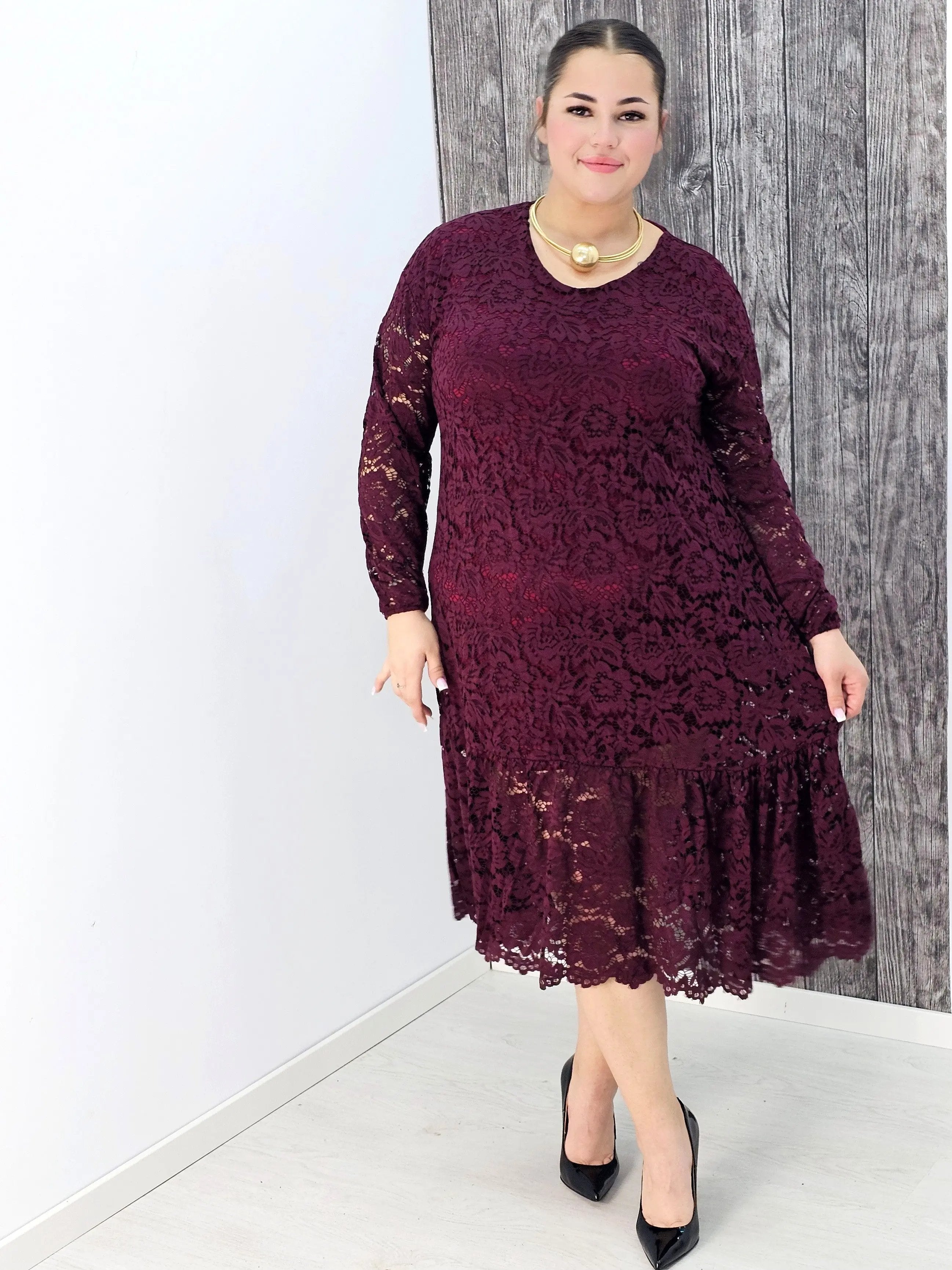 Koronkowa sukienka z falbaną Stylowa XL