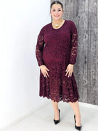Koronkowa sukienka z falbaną Stylowa XL