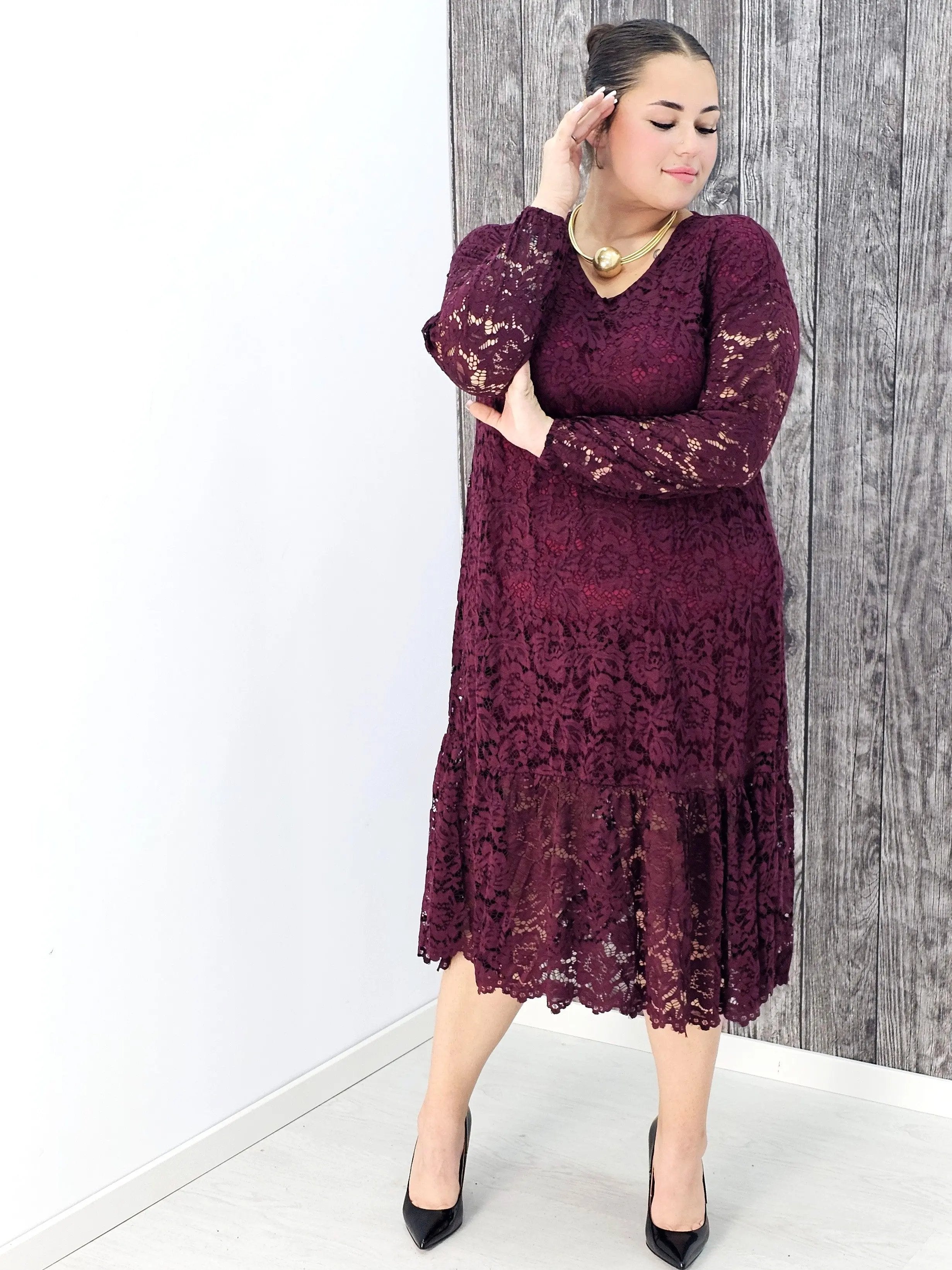 Koronkowa sukienka z falbaną Stylowa XL