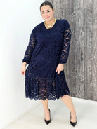 Koronkowa sukienka z falbaną Stylowa XL