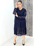 Koronkowa sukienka z falbaną Stylowa XL